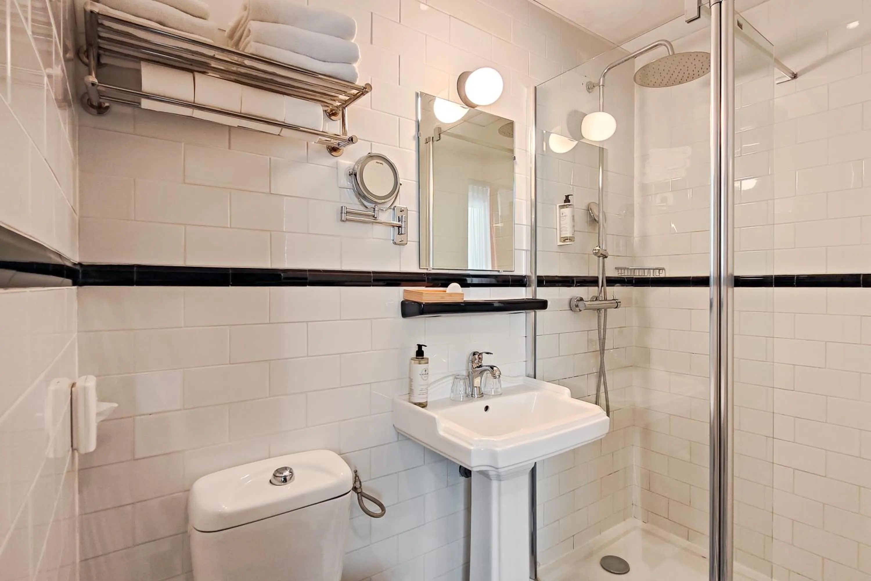 Bathroom in Hôtel de France, un hôtel AMMI