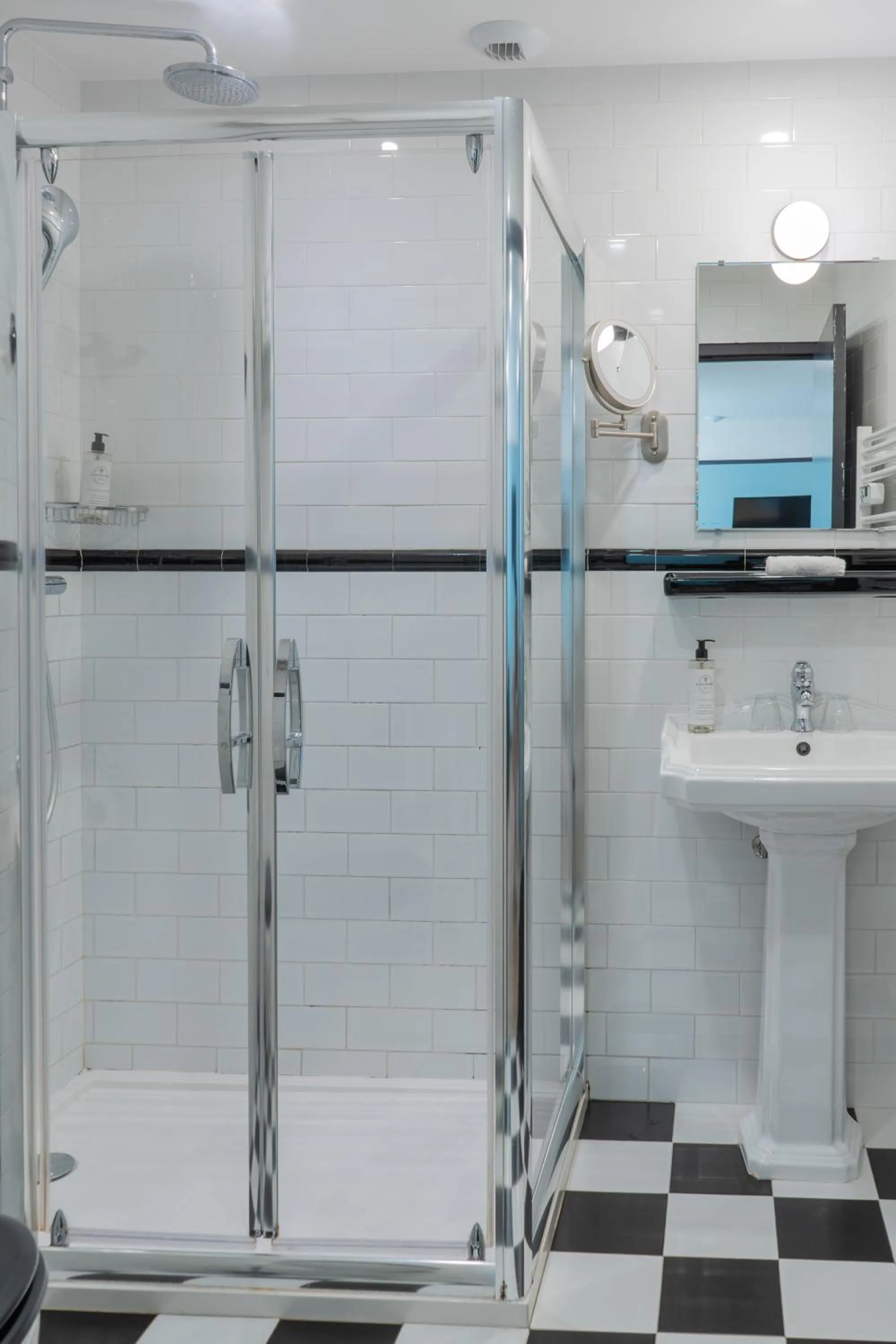 Bathroom in Hôtel de France, un hôtel AMMI