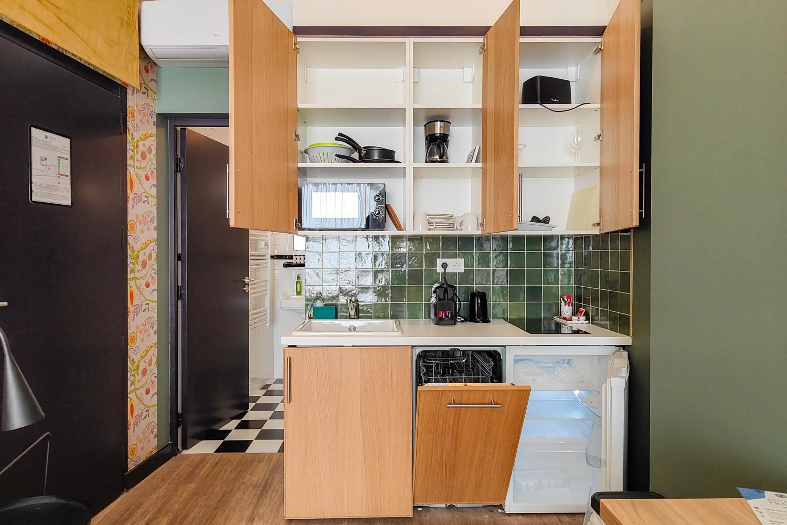 Kitchen or kitchenette in Hôtel de France, un hôtel AMMI