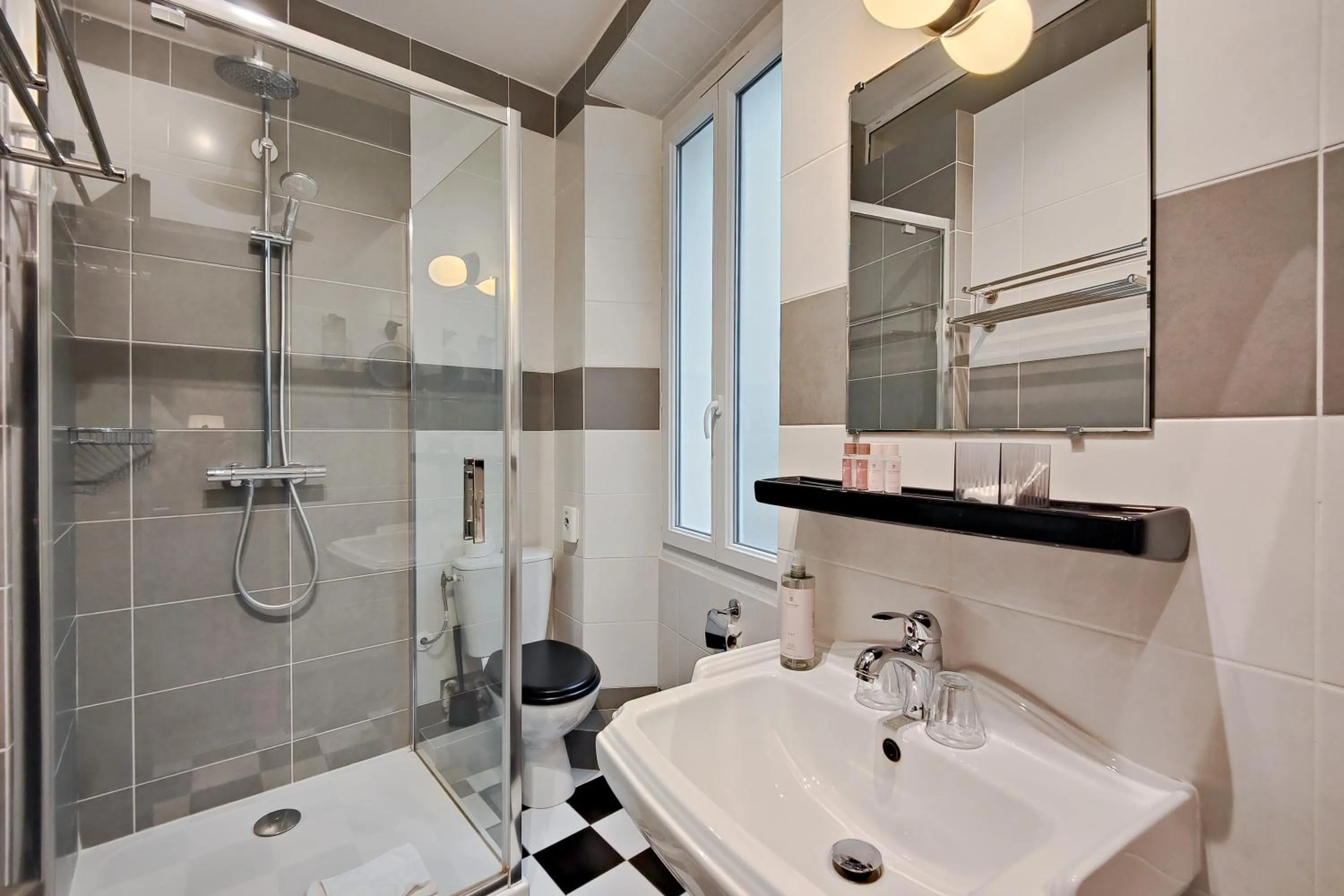 Shower in Hôtel de France, un hôtel AMMI