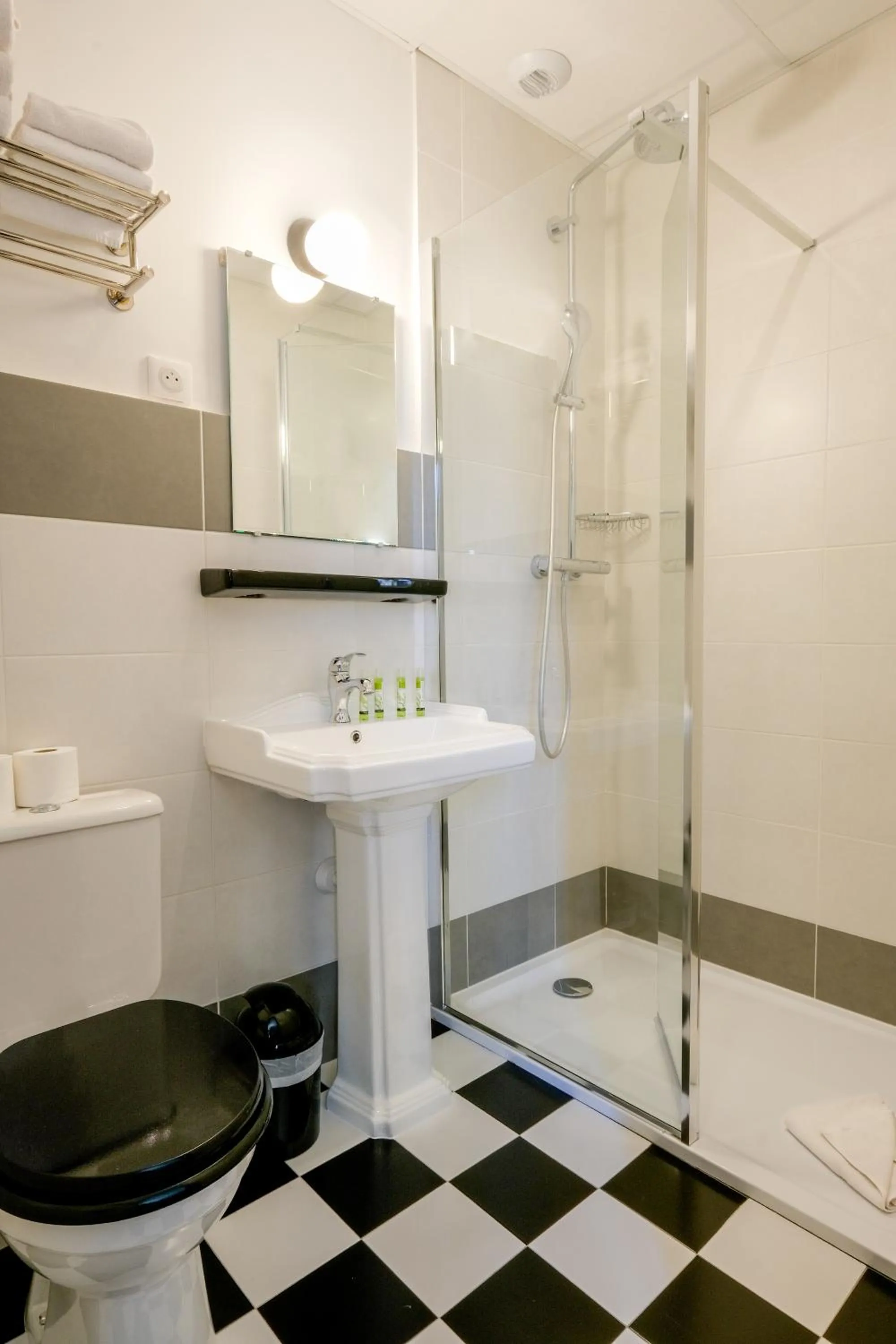 Bathroom in Hôtel de France, un hôtel AMMI