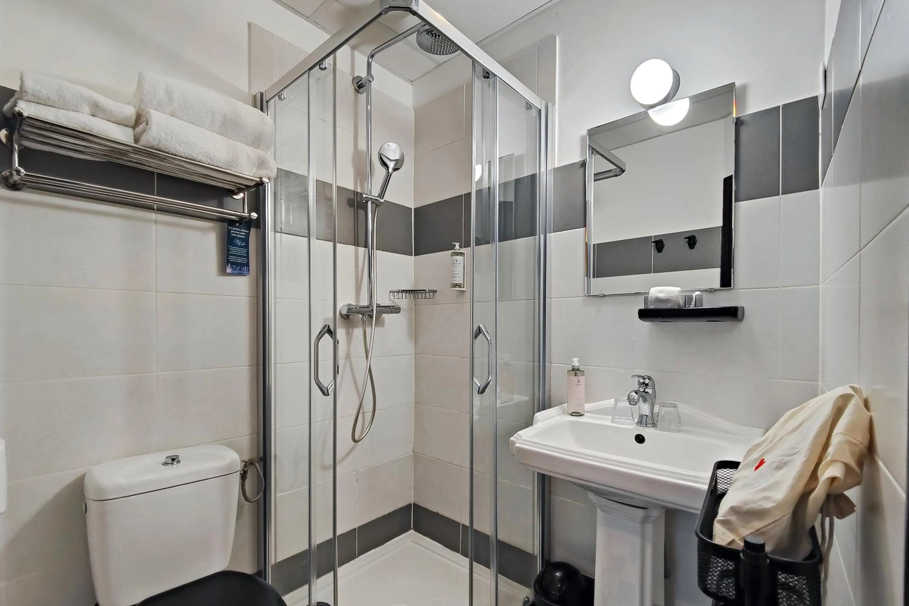 Bathroom in Hôtel de France, un hôtel AMMI