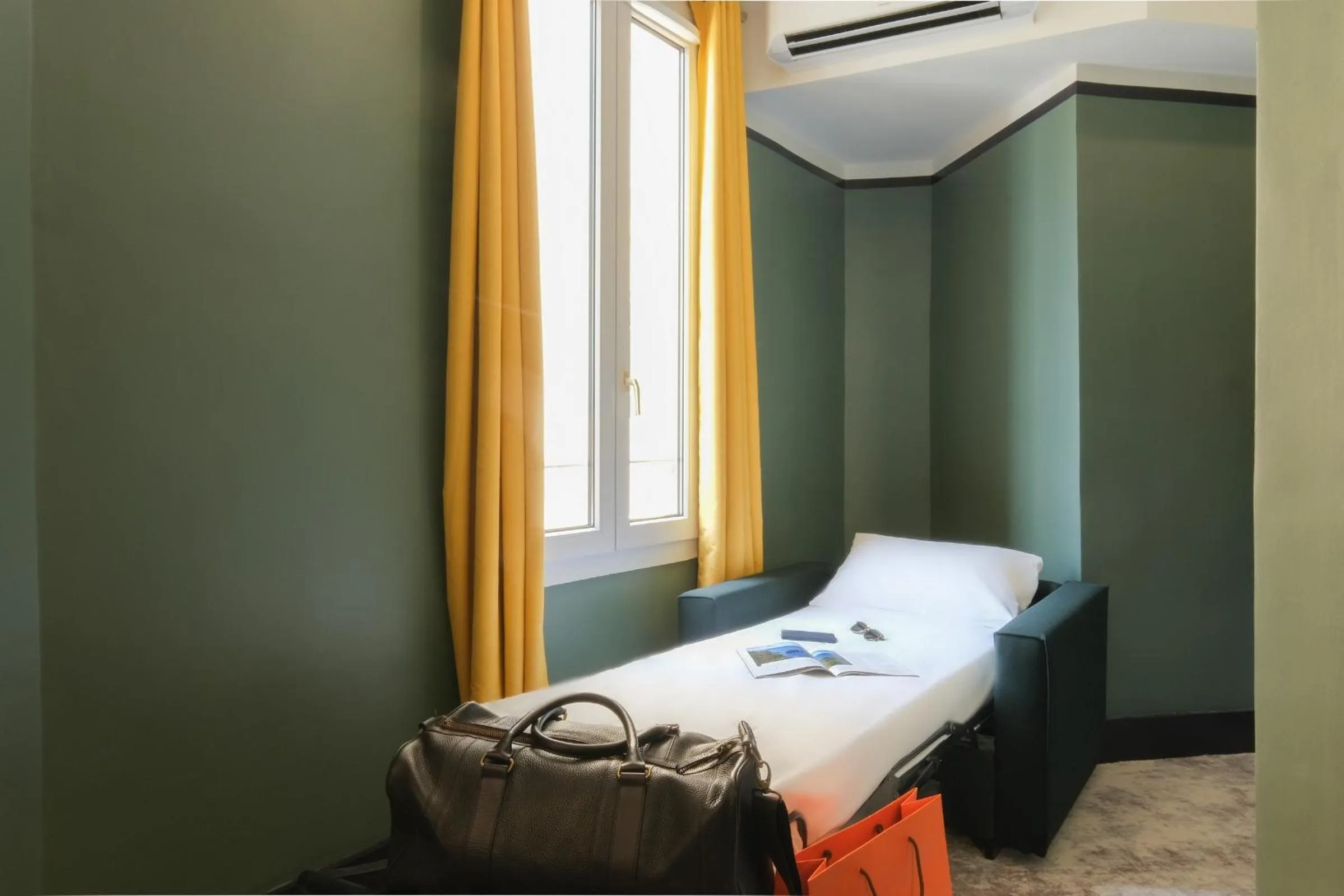 Bed in Hôtel de France, un hôtel AMMI