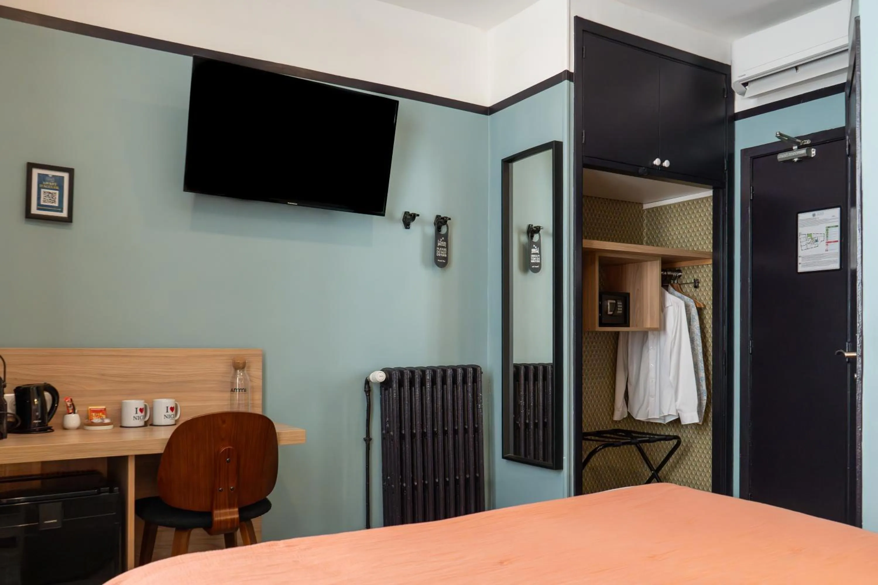 Photo of the whole room in Hôtel de France, un hôtel AMMI