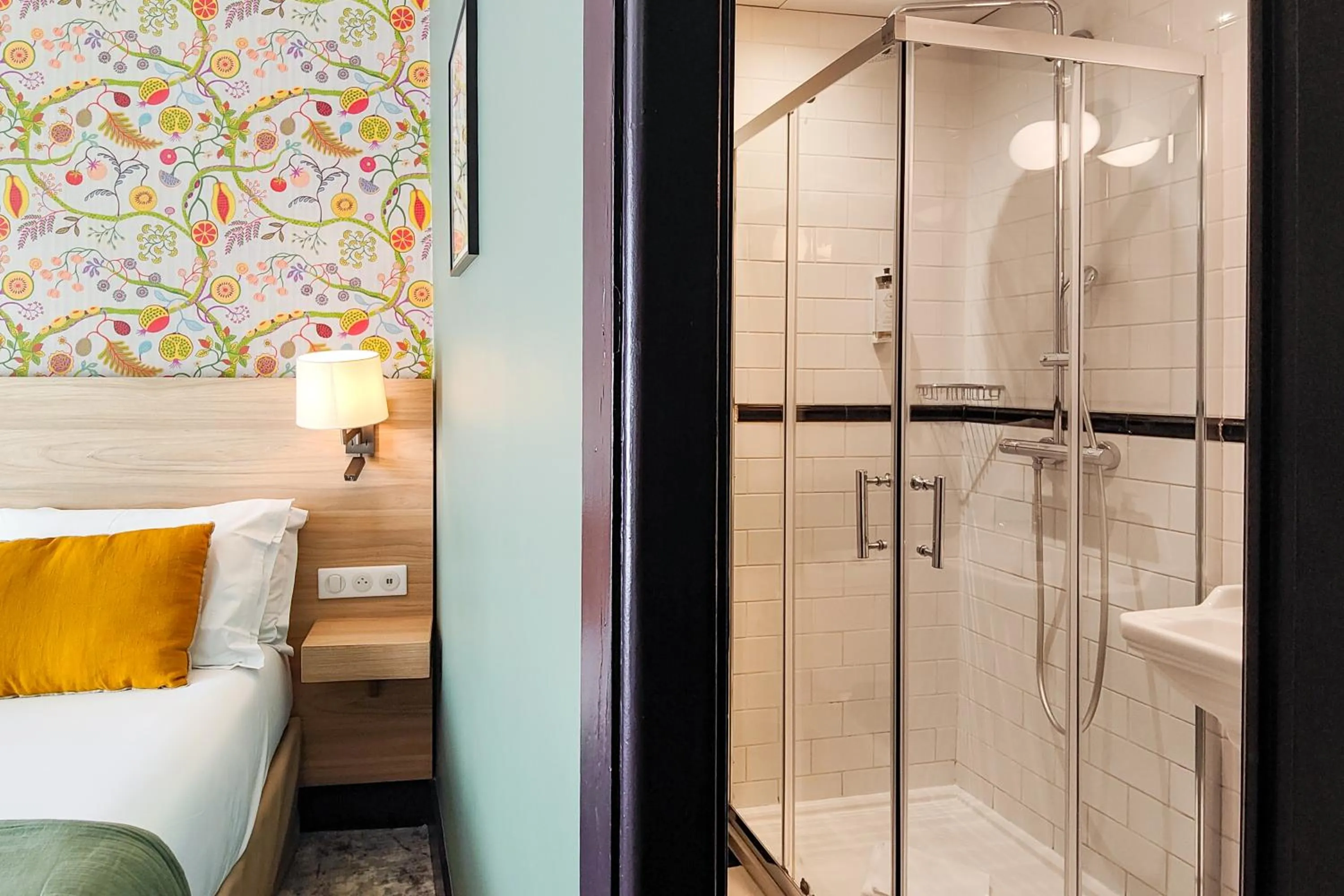 Photo of the whole room, Bed in Hôtel de France, un hôtel AMMI