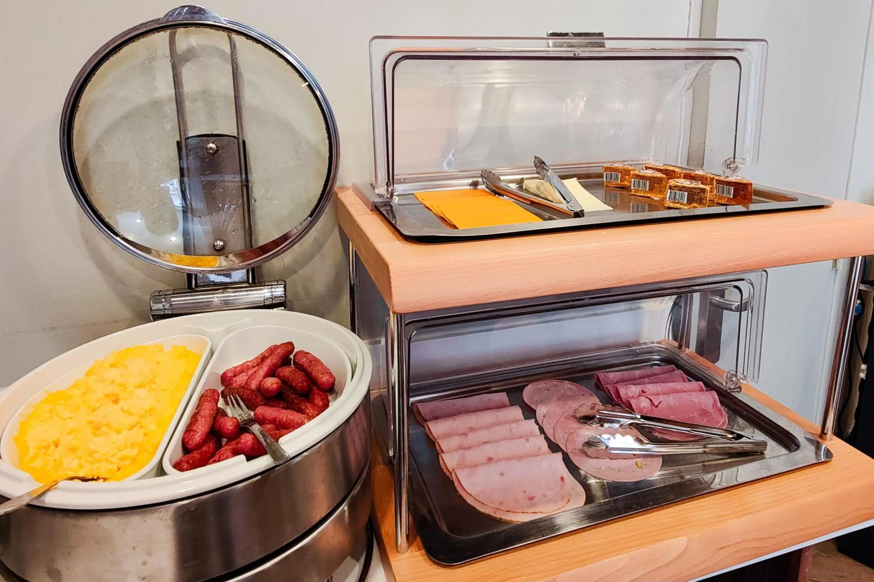 Buffet breakfast in Hôtel de France, un hôtel AMMI