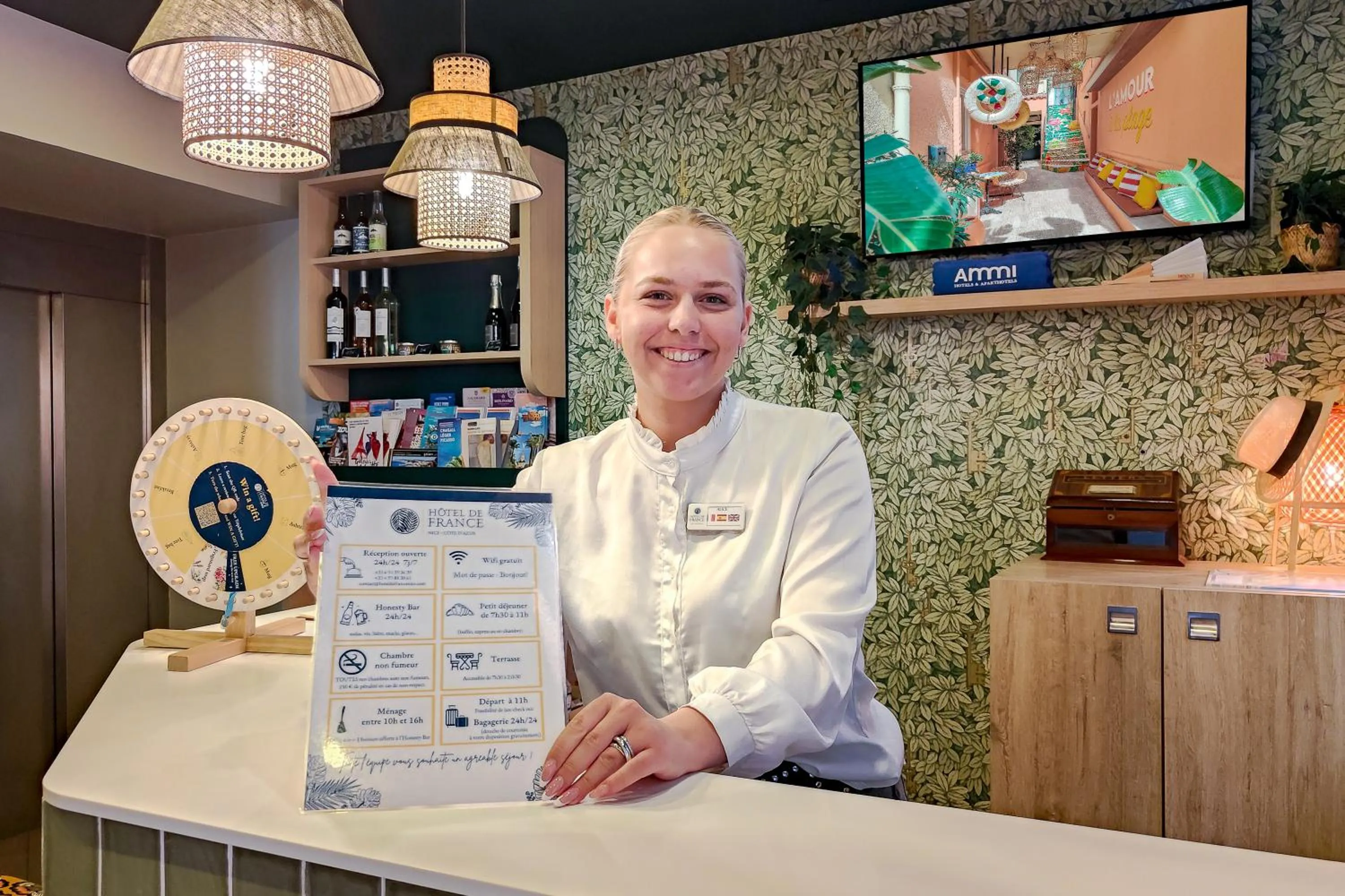 Lobby or reception in Hôtel de France, un hôtel AMMI