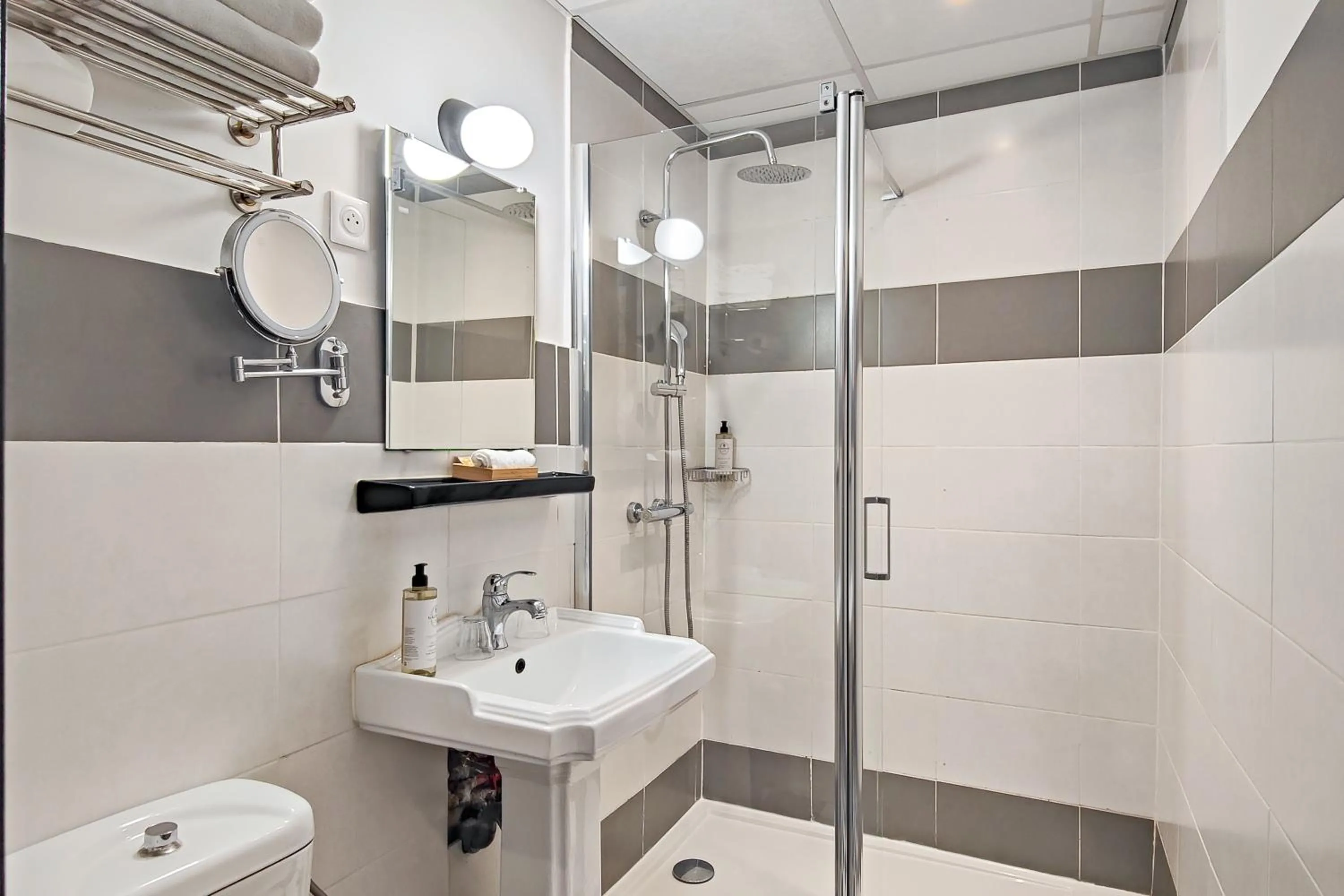 Bathroom in Hôtel de France, un hôtel AMMI