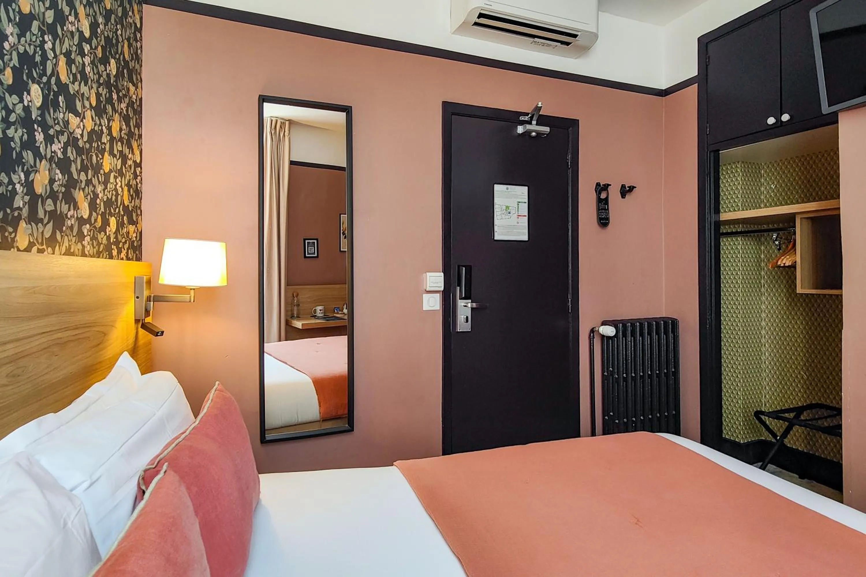 Photo of the whole room, Bed in Hôtel de France, un hôtel AMMI