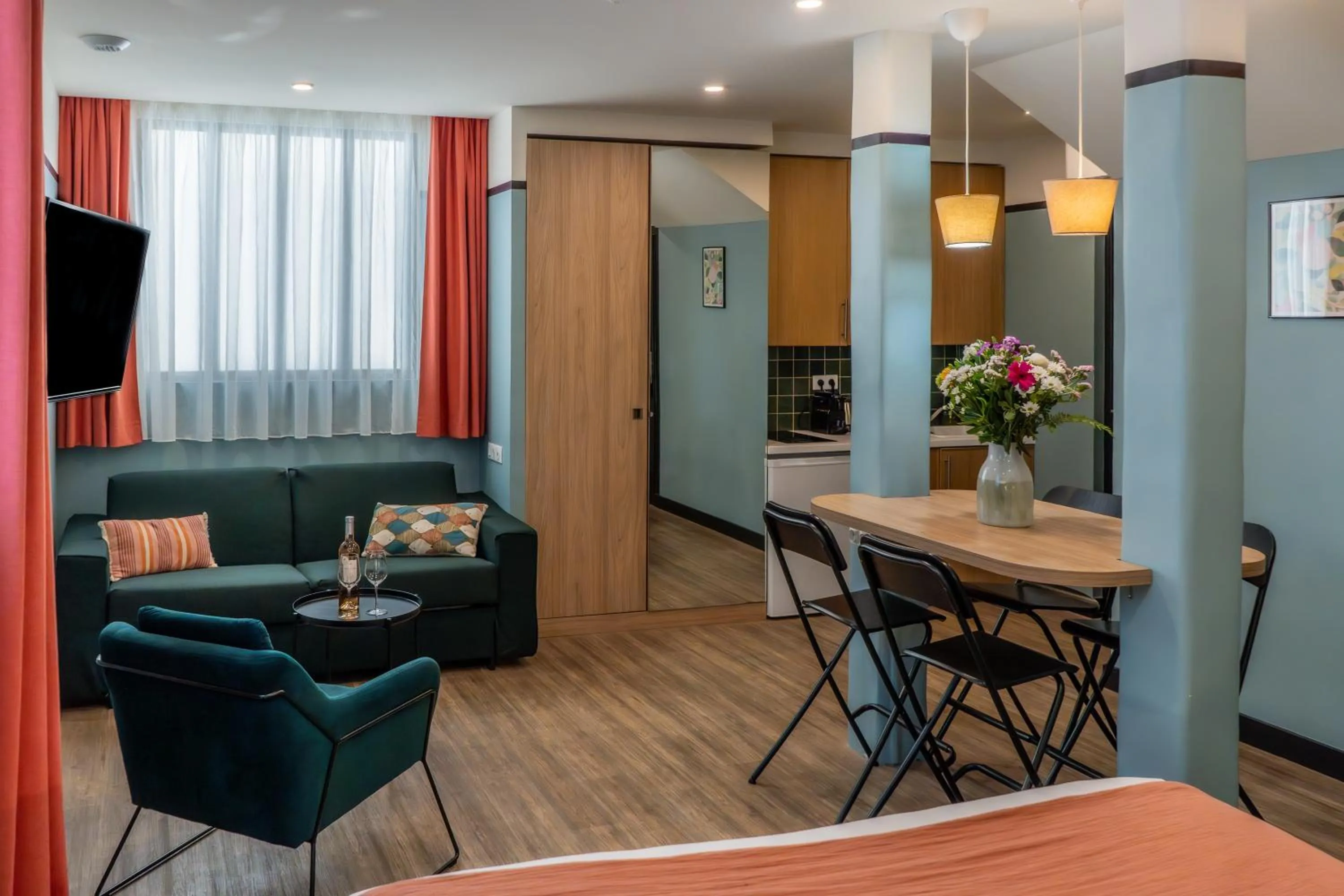 Photo of the whole room in Hôtel de France, un hôtel AMMI