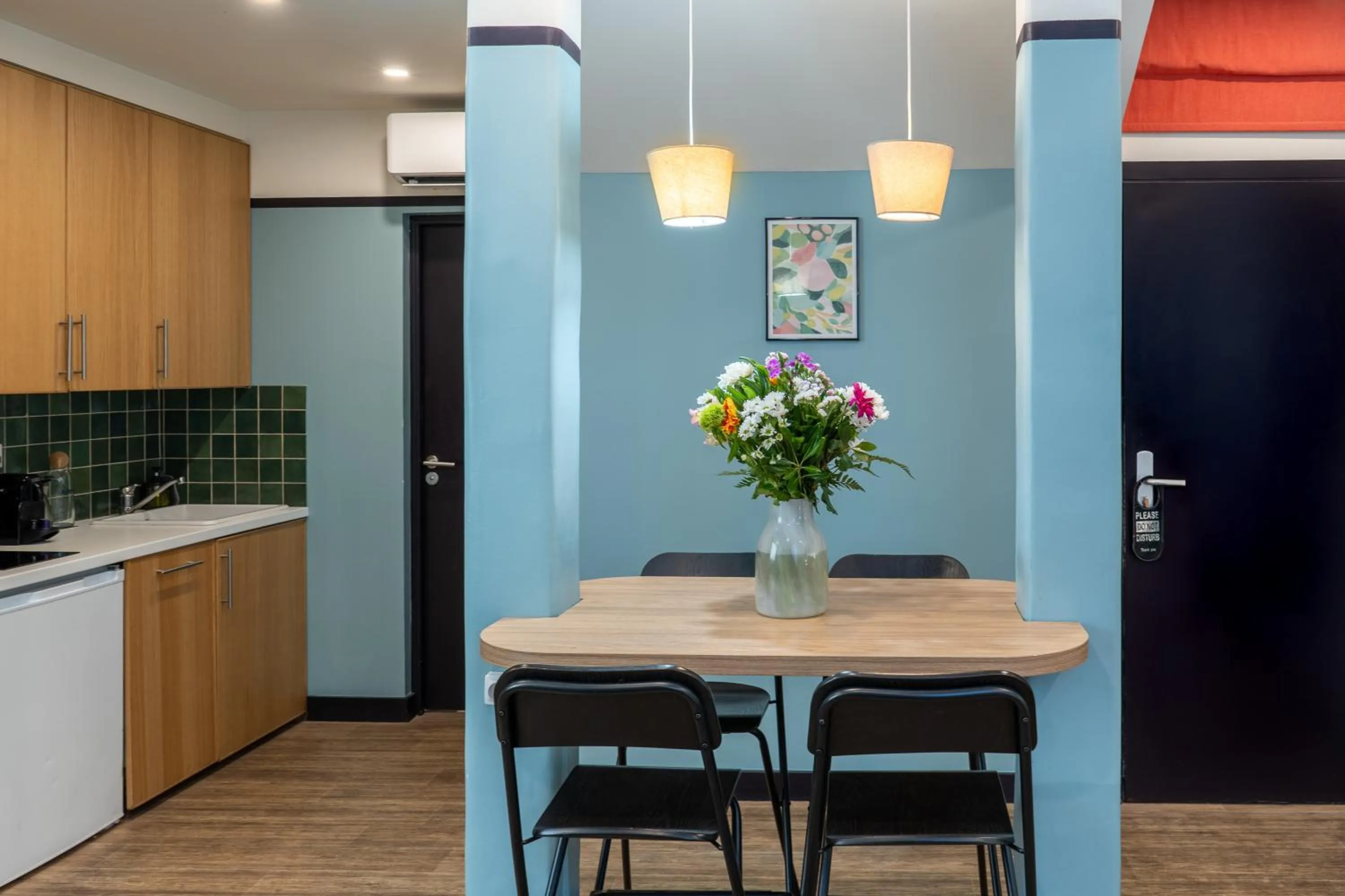 Kitchen or kitchenette in Hôtel de France, un hôtel AMMI