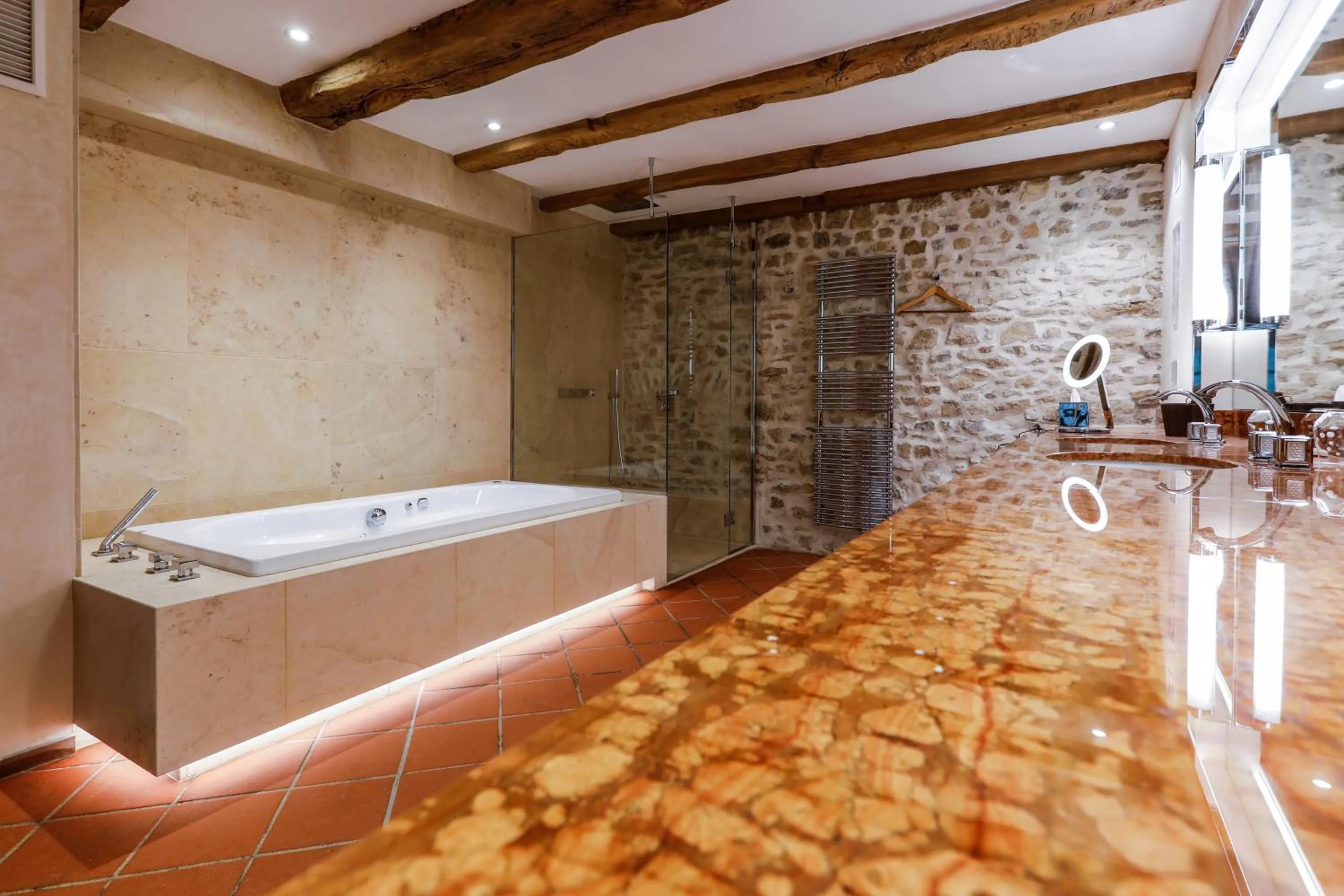 Shower in Auberge Saint Walfrid Hôtel Restaurant & Spa