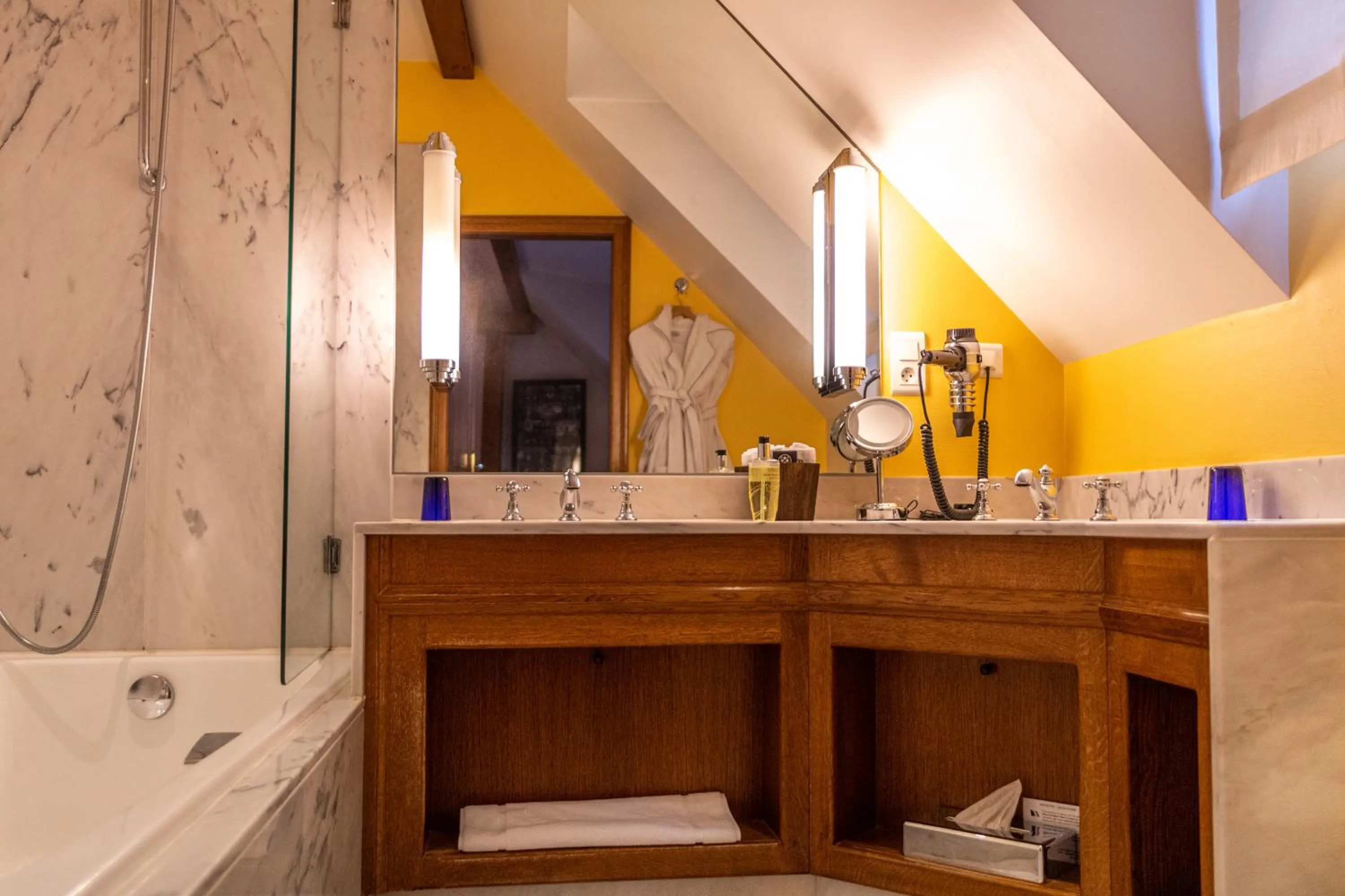 Bathroom in Auberge Saint Walfrid Hôtel Restaurant & Spa