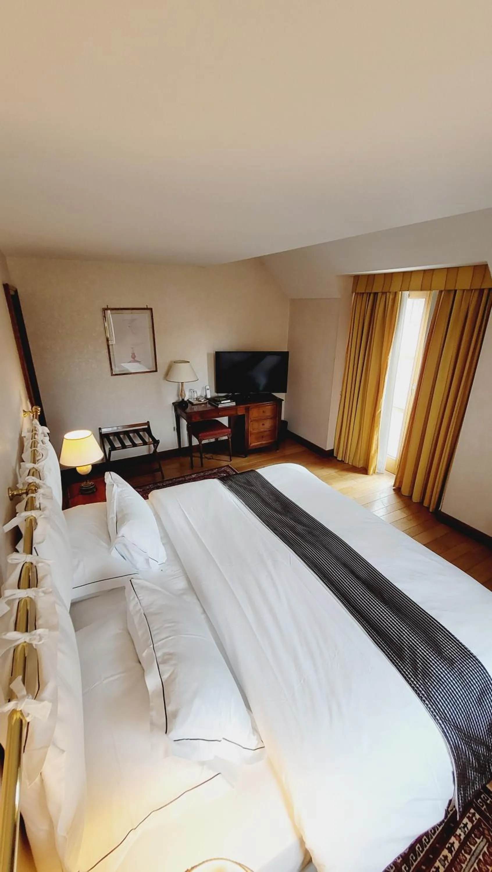 Bed in Auberge Saint Walfrid Hôtel Restaurant & Spa