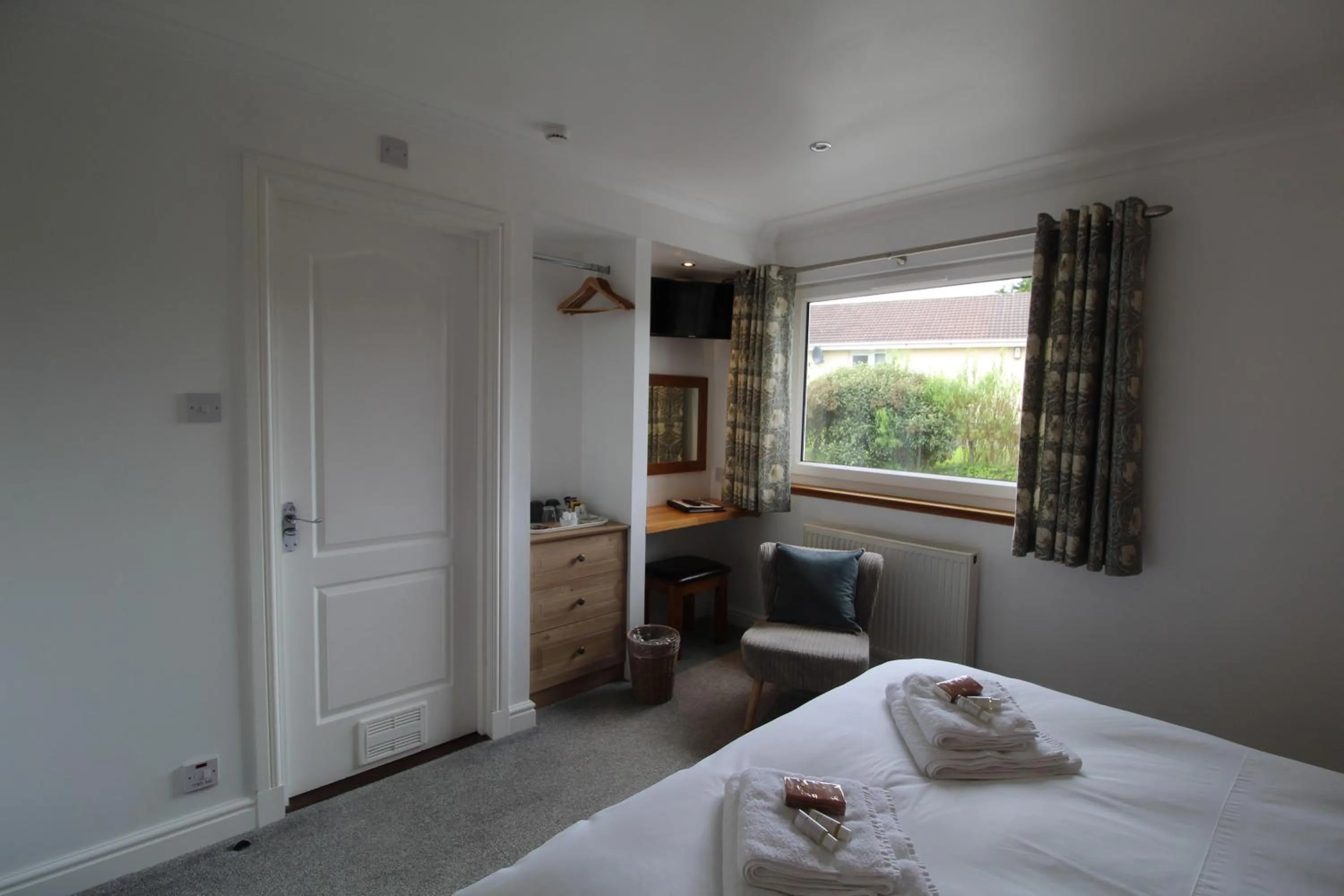 Photo of the whole room, Bed in Dalriada