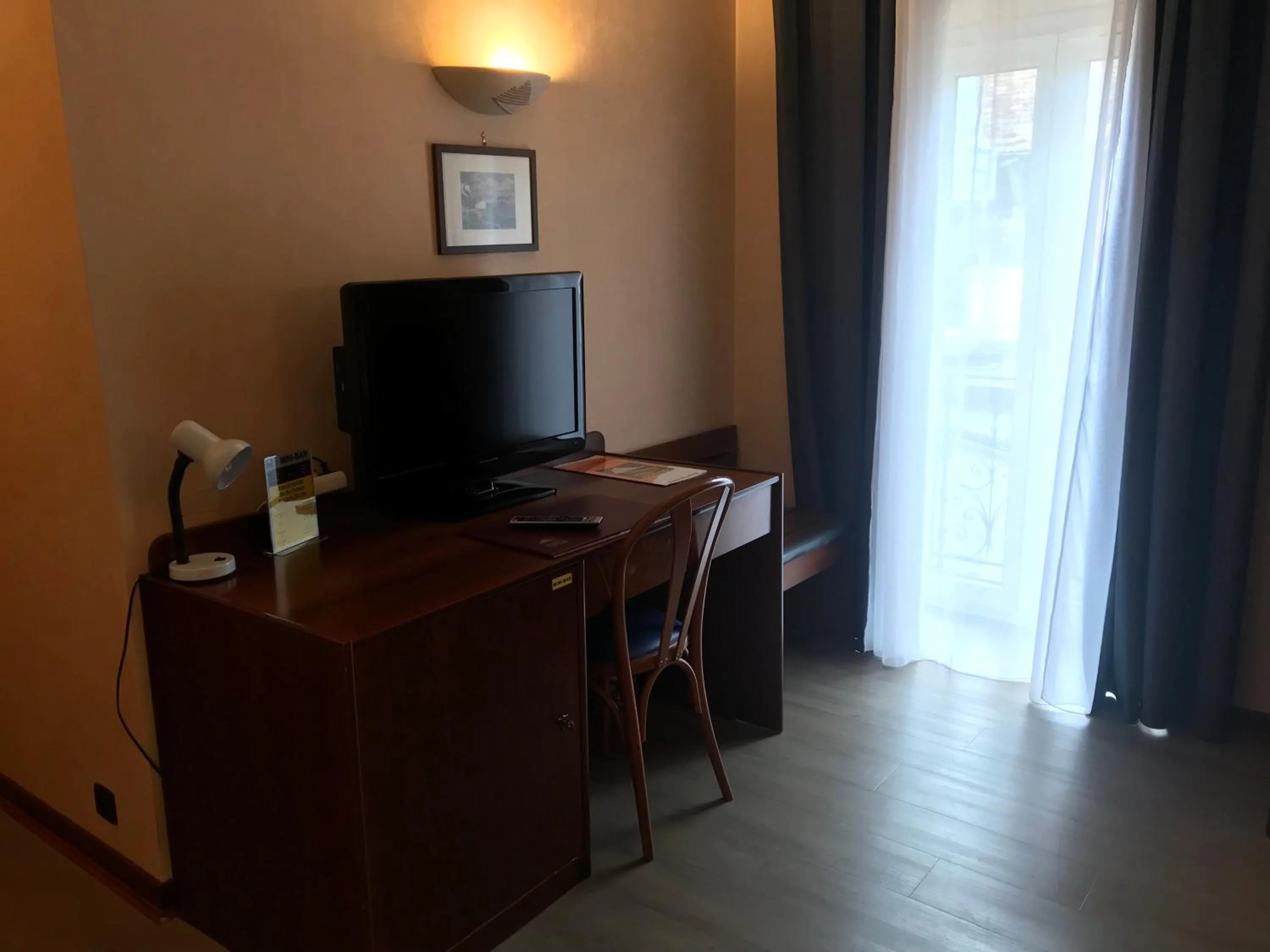 TV and multimedia in Hôtel Vesuvio