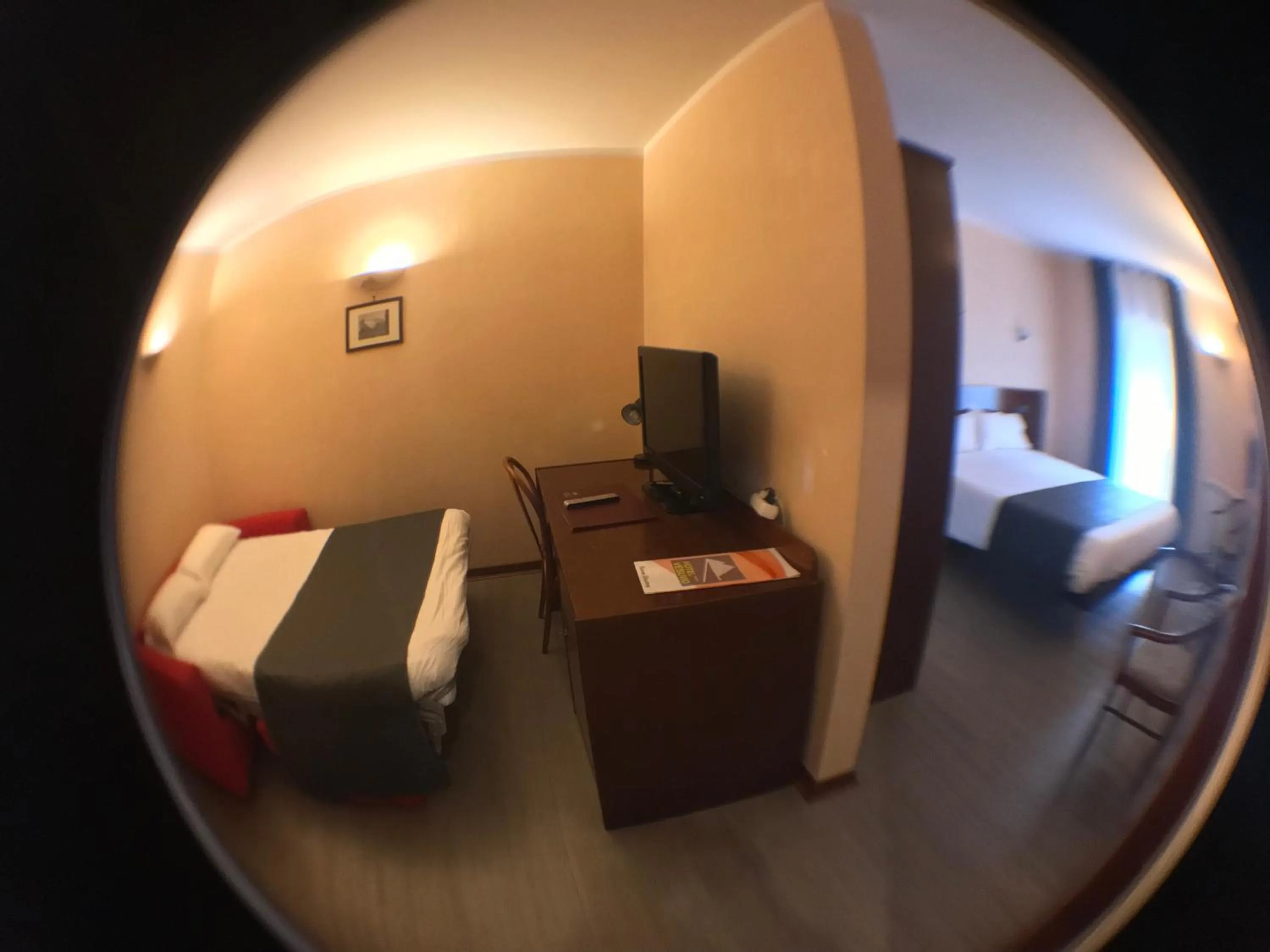 TV and multimedia, Bed in Hôtel Vesuvio