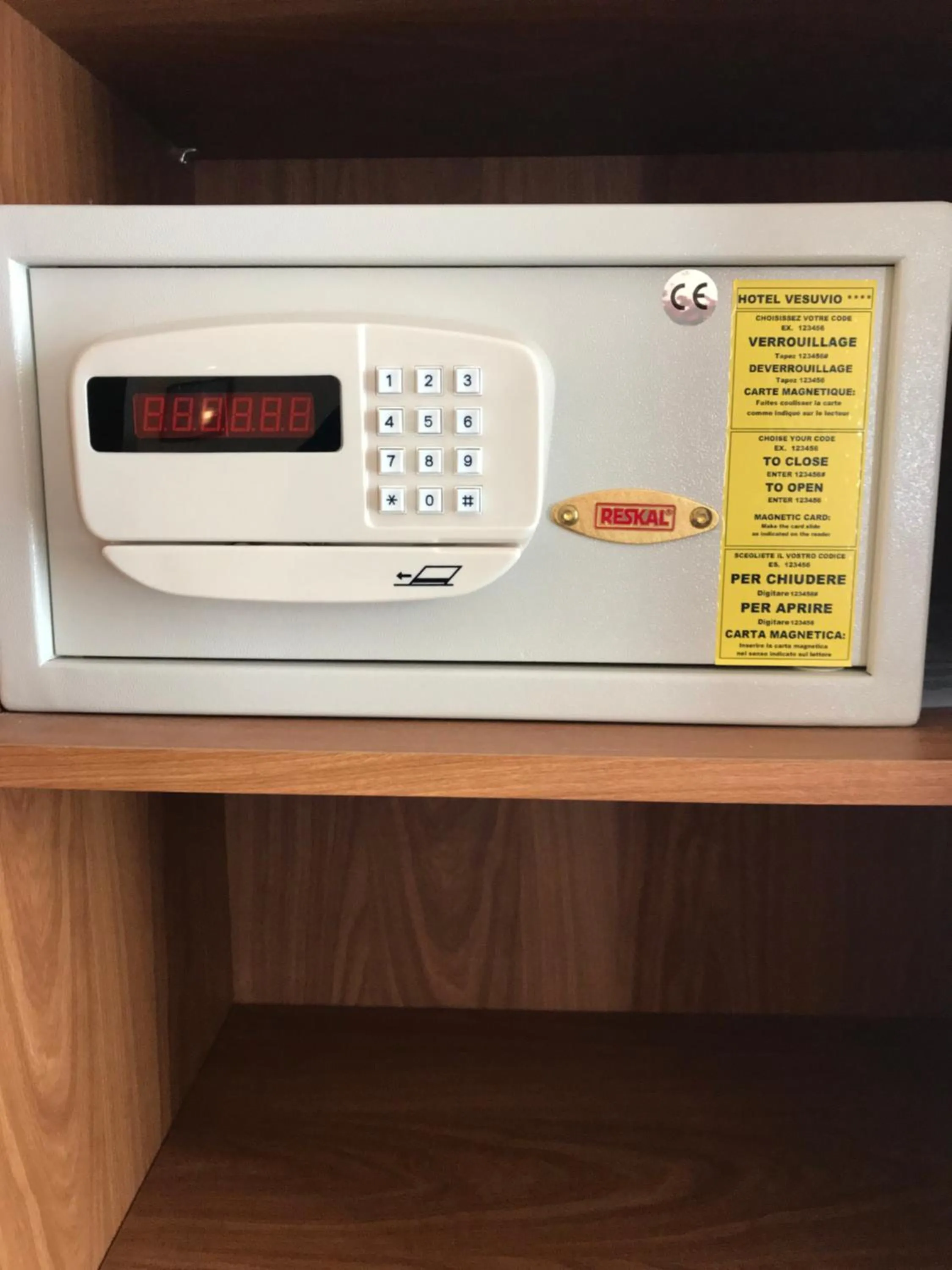 safe in Hôtel Vesuvio