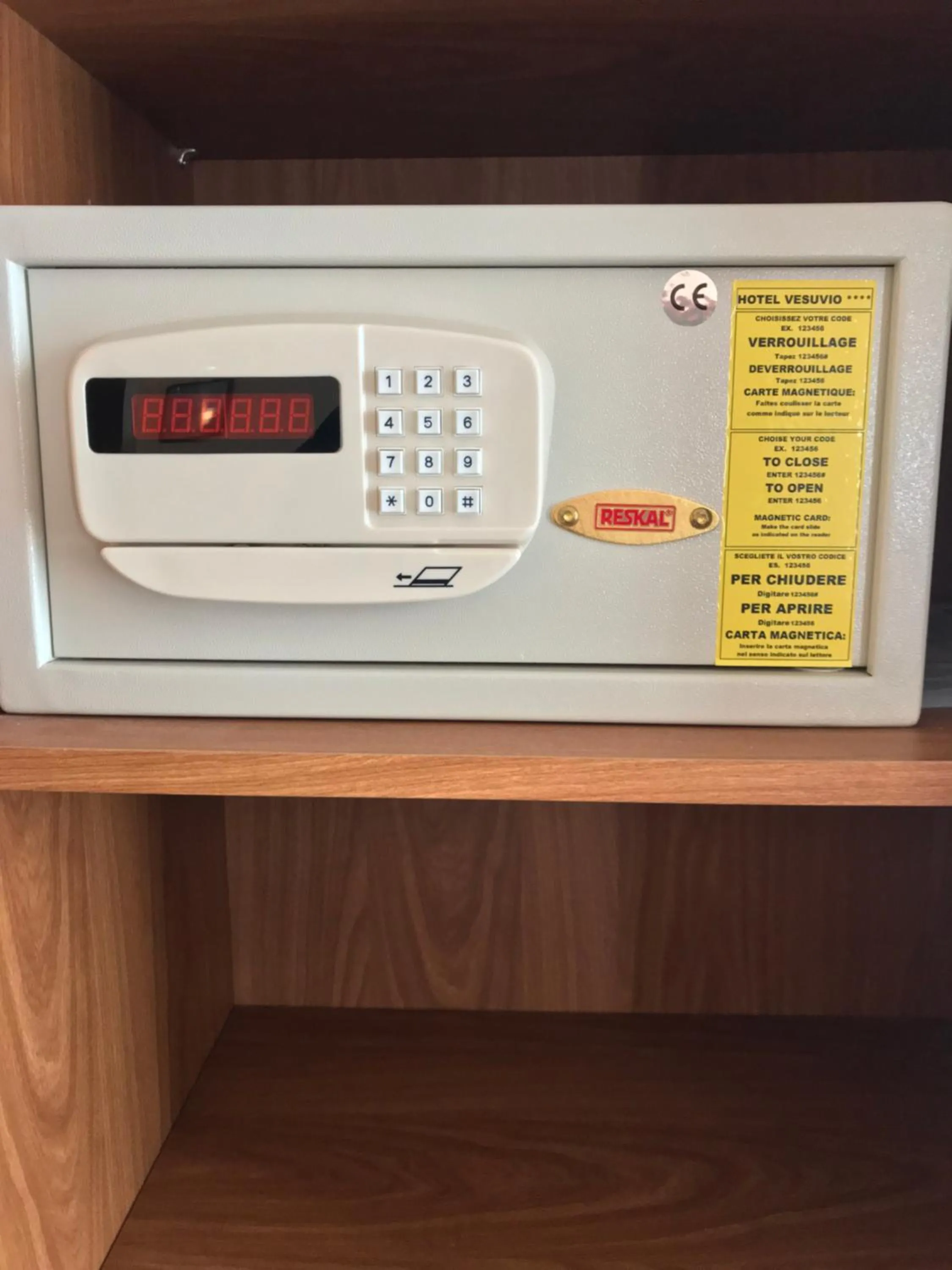 safe in Hôtel Vesuvio
