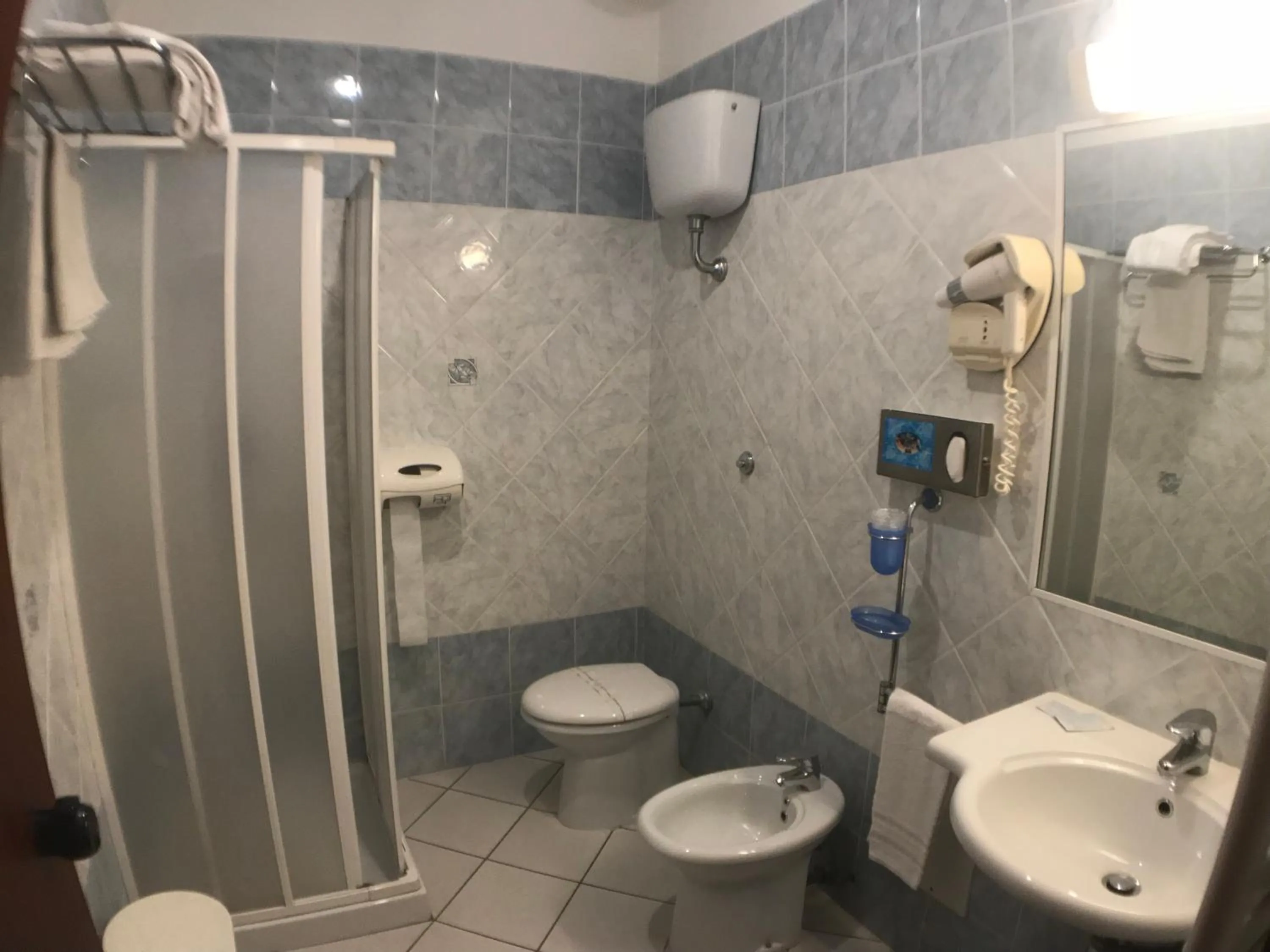 Bathroom in Hôtel Vesuvio