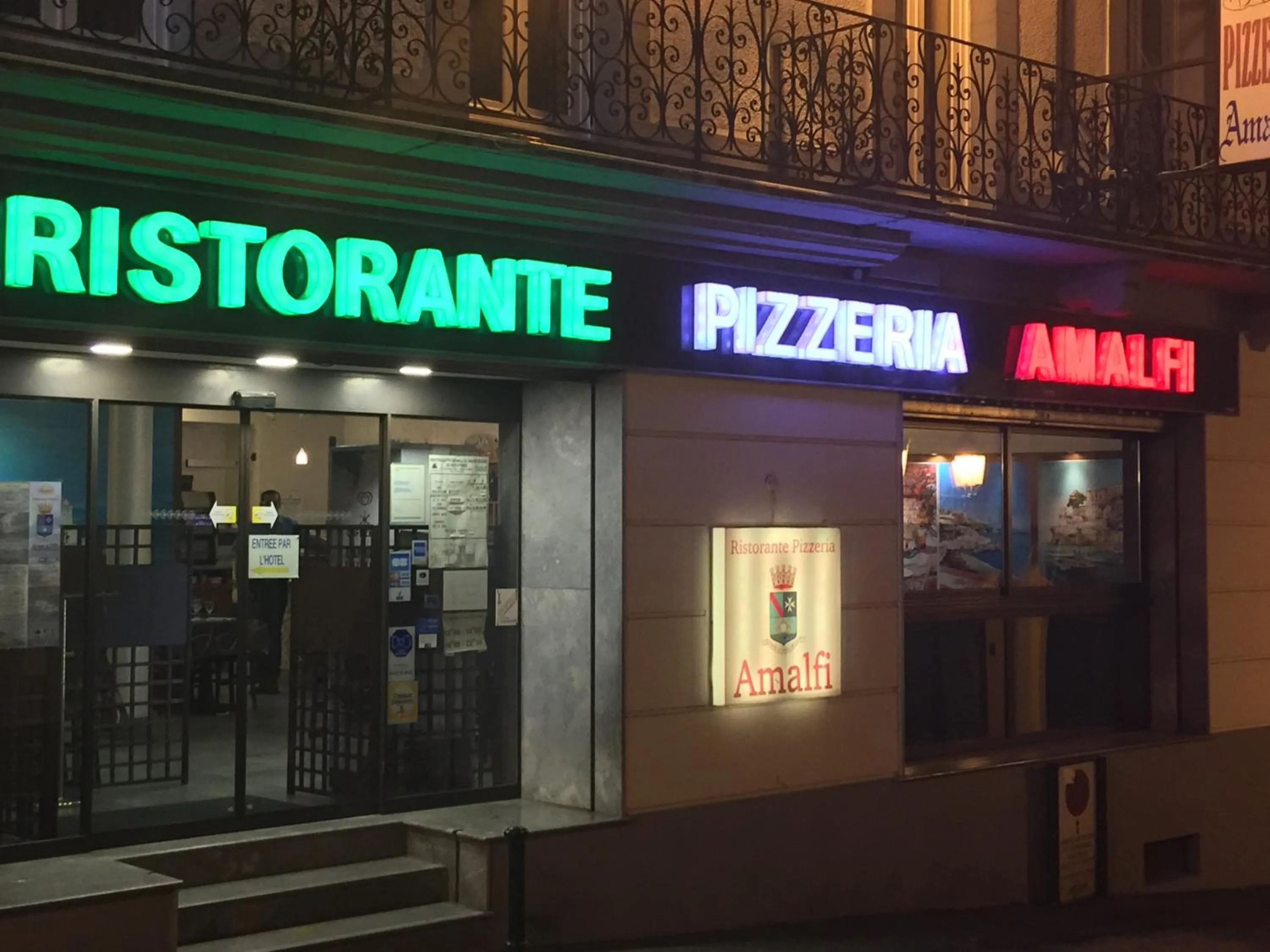 Facade/entrance in Hôtel Vesuvio