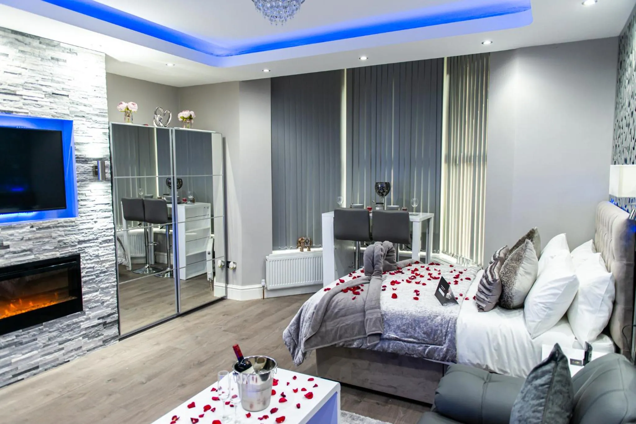 Living room, Bed in Aphrodite Suites