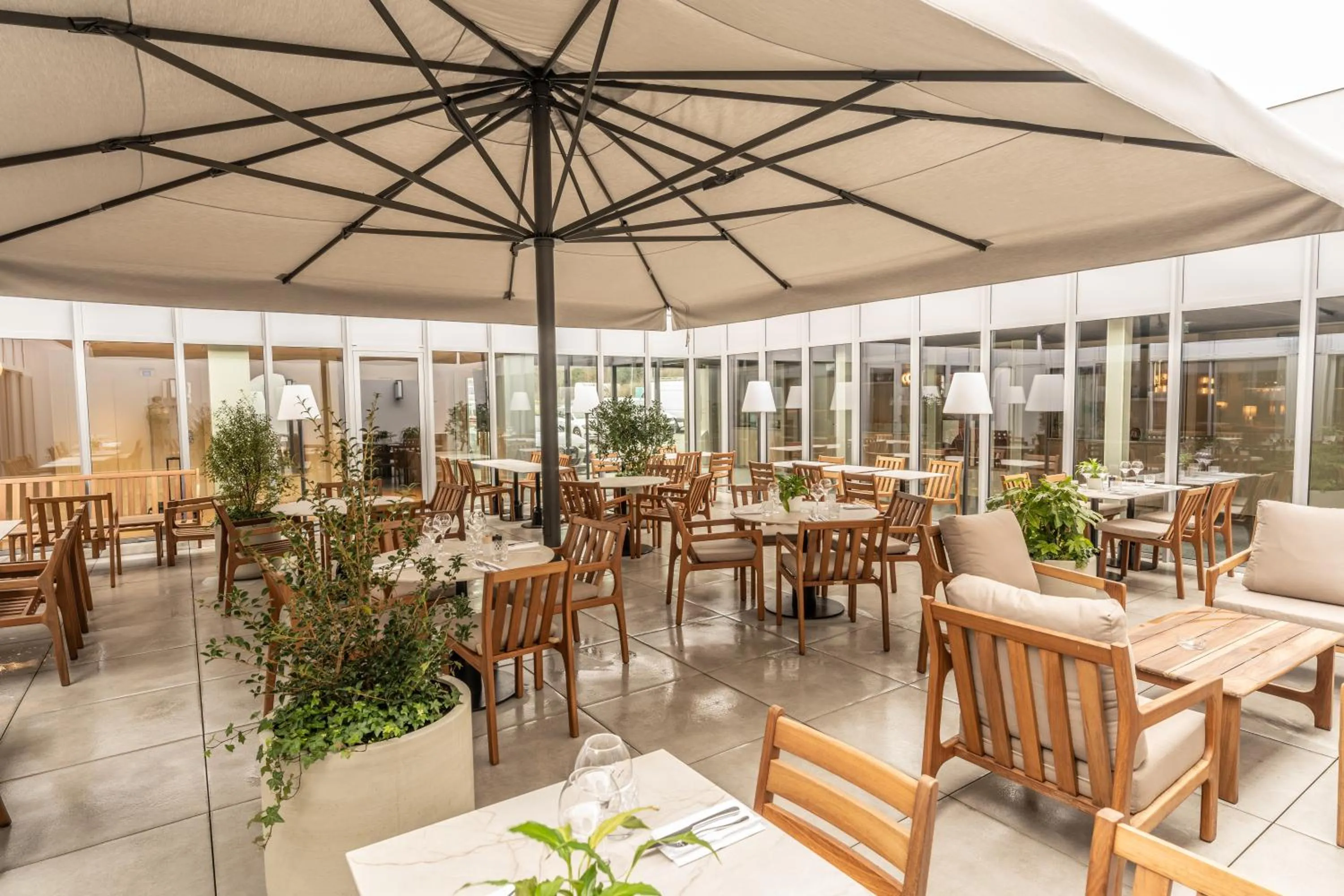 Patio in Novotel Angers Lac de Maine