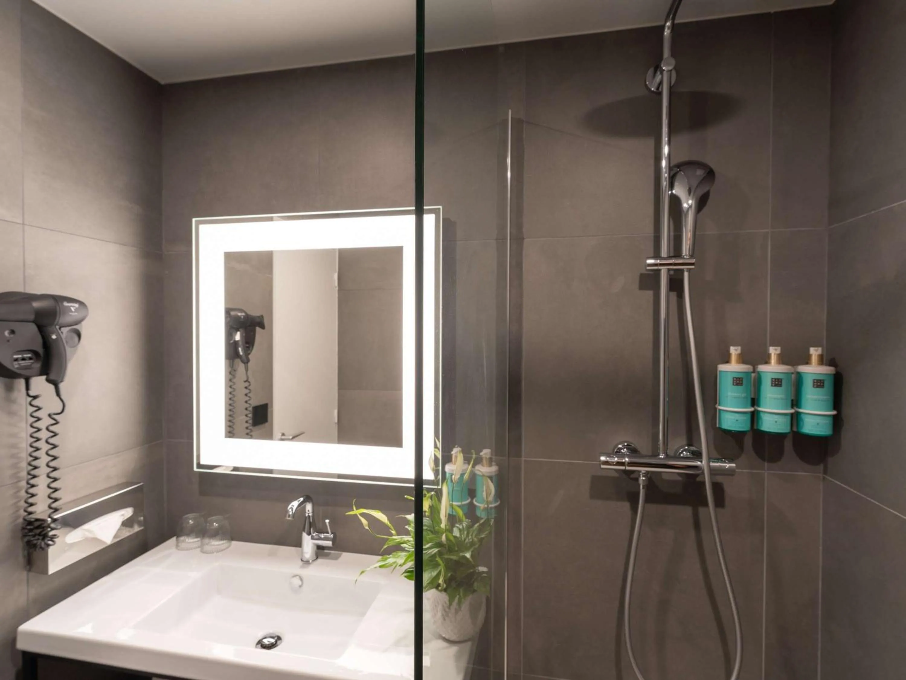 Bathroom in Hotel Mercure Angers Lac De Maine