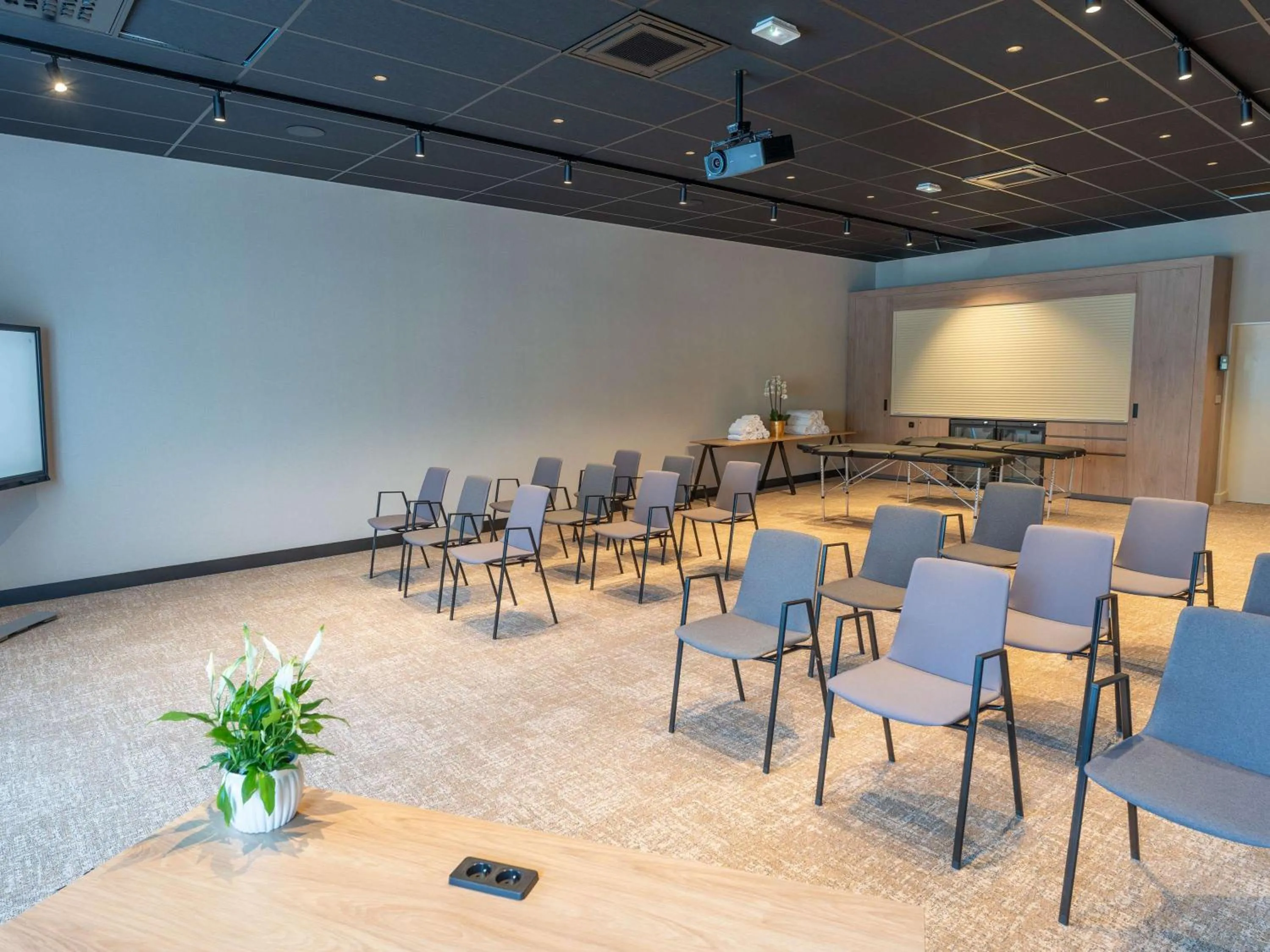 Meeting/conference room in Hotel Mercure Angers Lac De Maine
