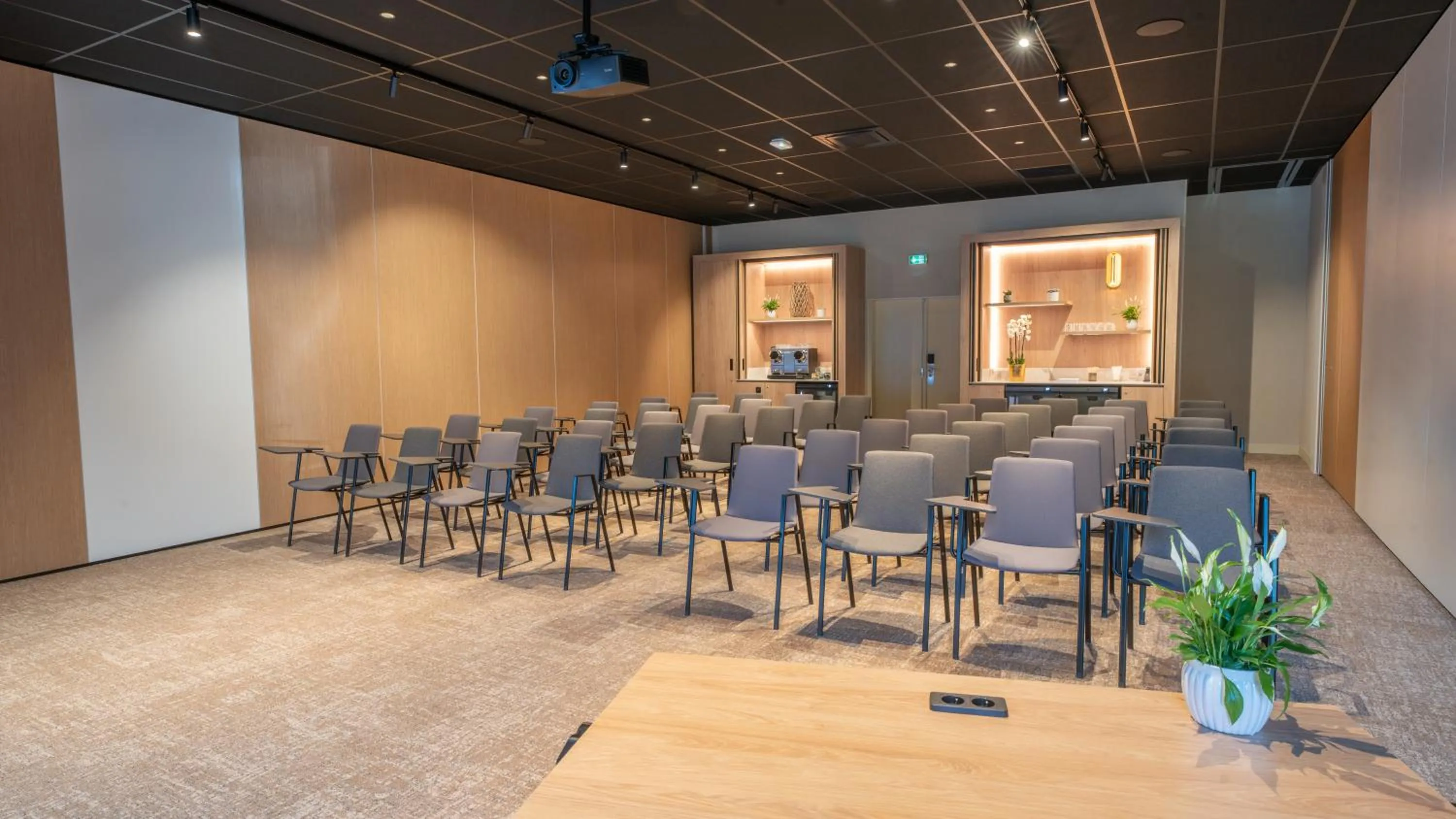 Meeting/conference room in Novotel Angers Lac de Maine