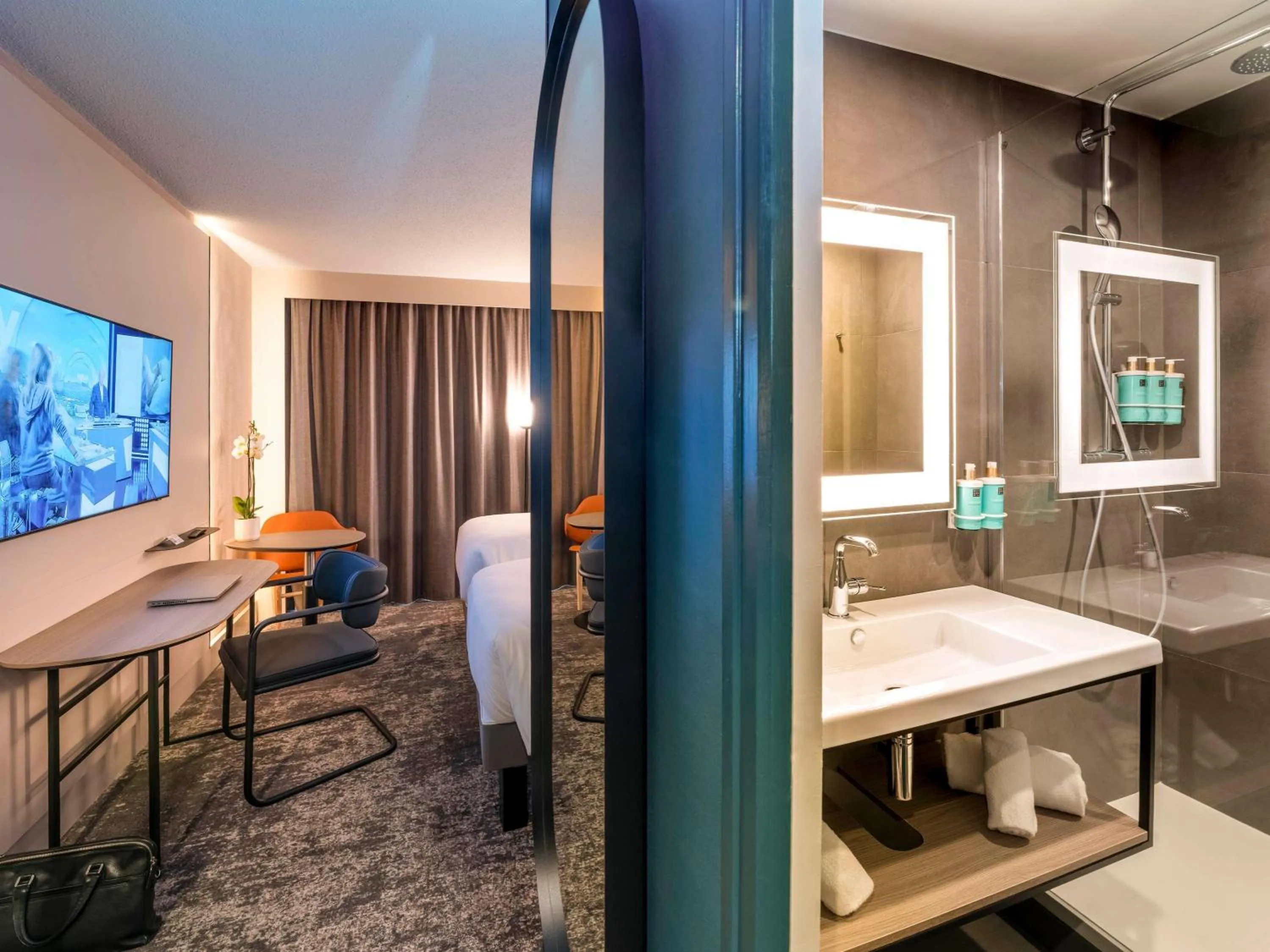 Bedroom in Hotel Mercure Angers Lac De Maine