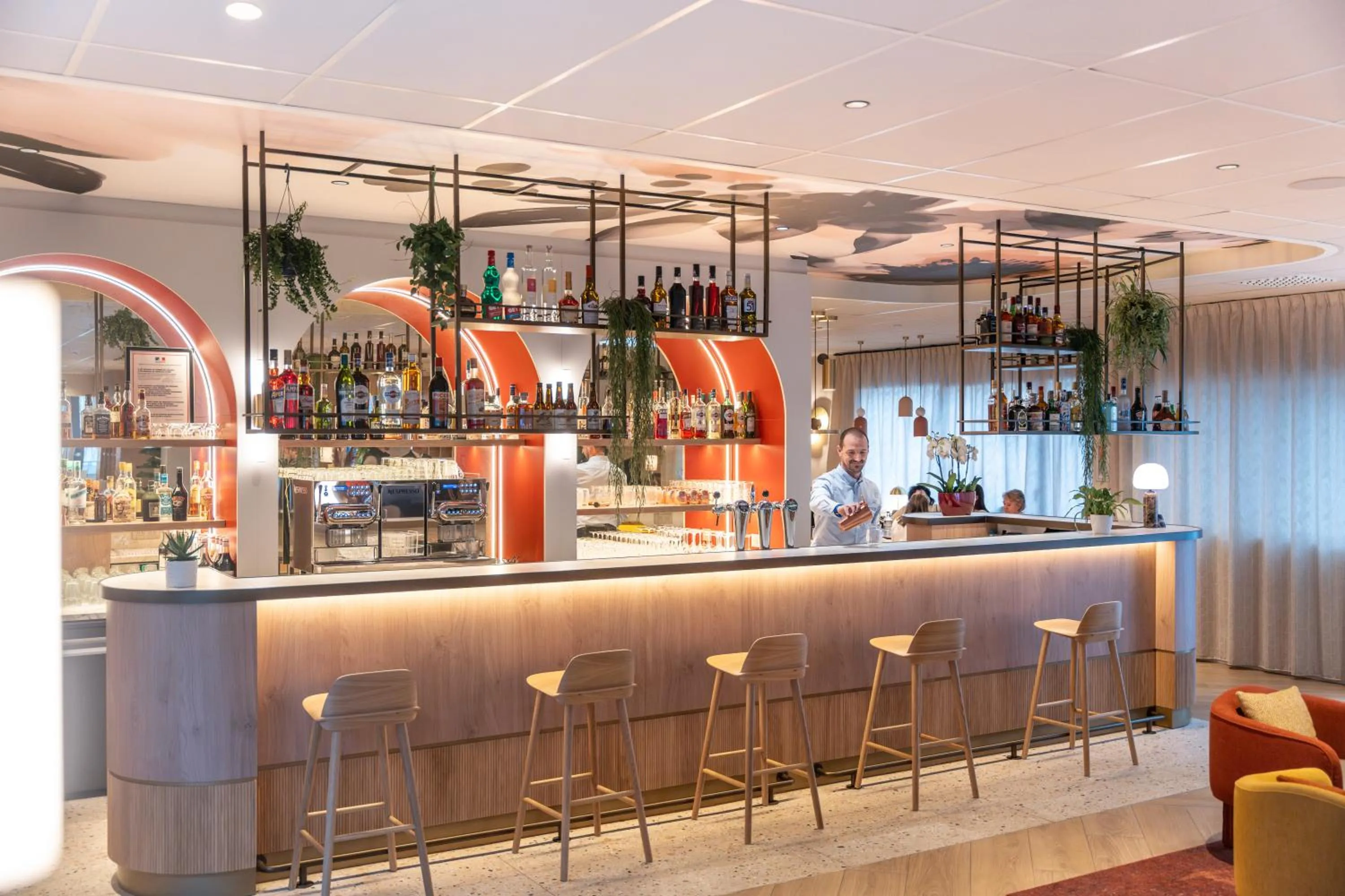 Lounge or bar in Novotel Angers Lac de Maine