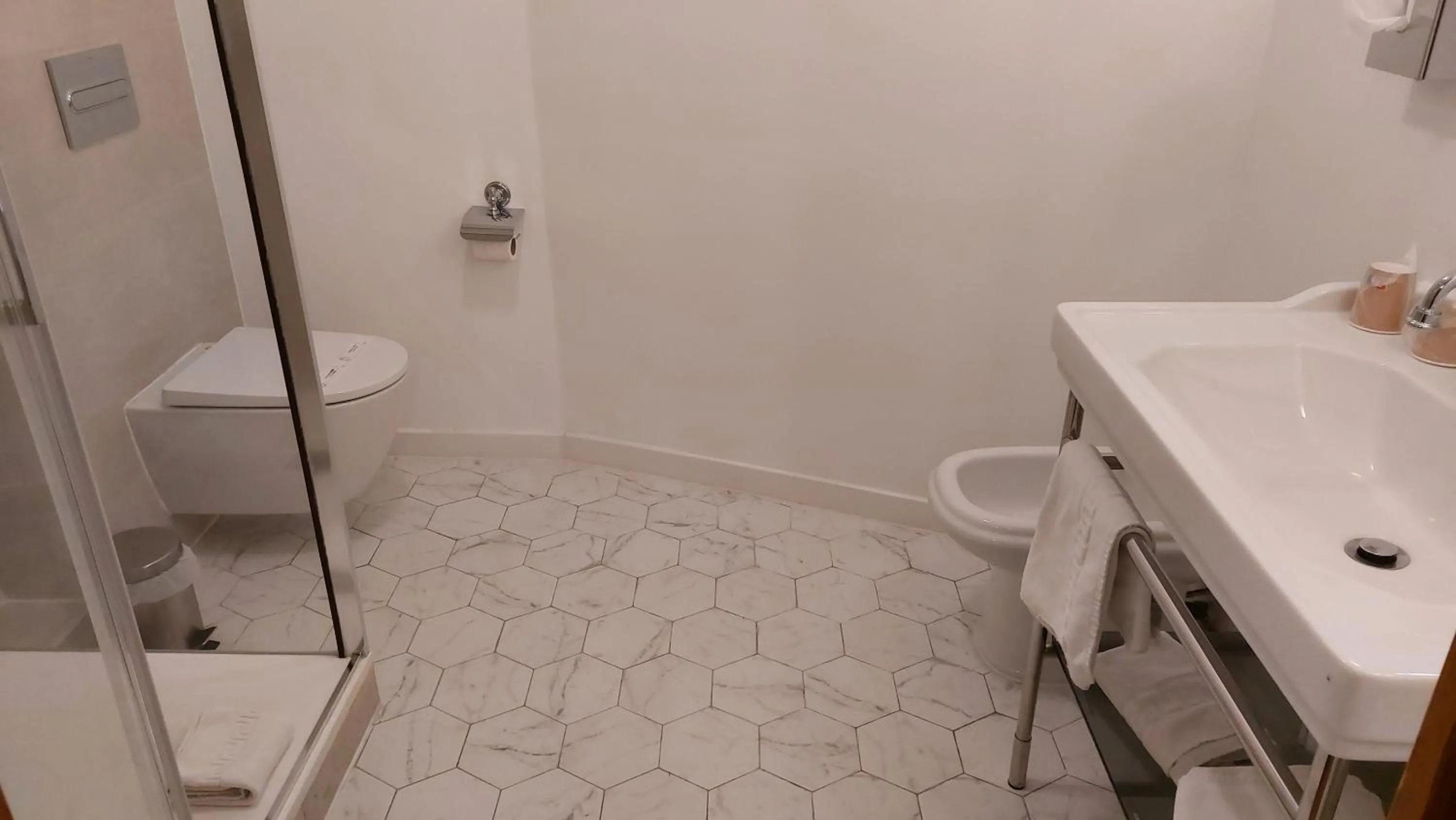 Bathroom in Hotel Dandy Rouen centre