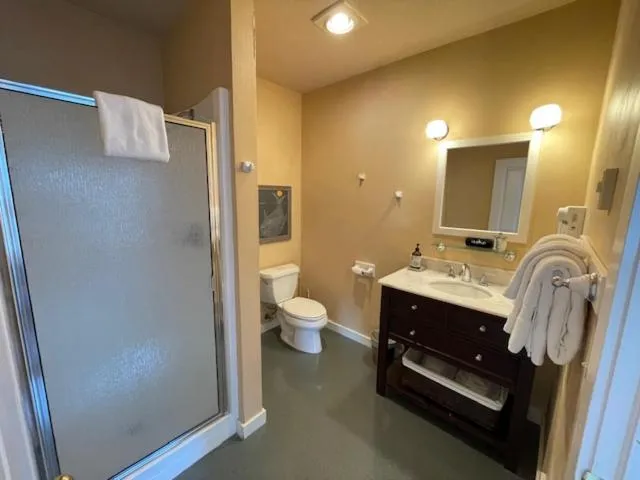 Bathroom in Kingfish at West Sound