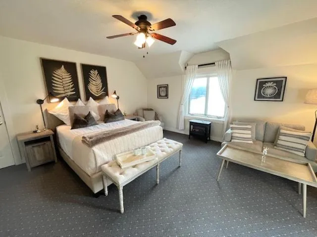 Bed in Kingfish at West Sound