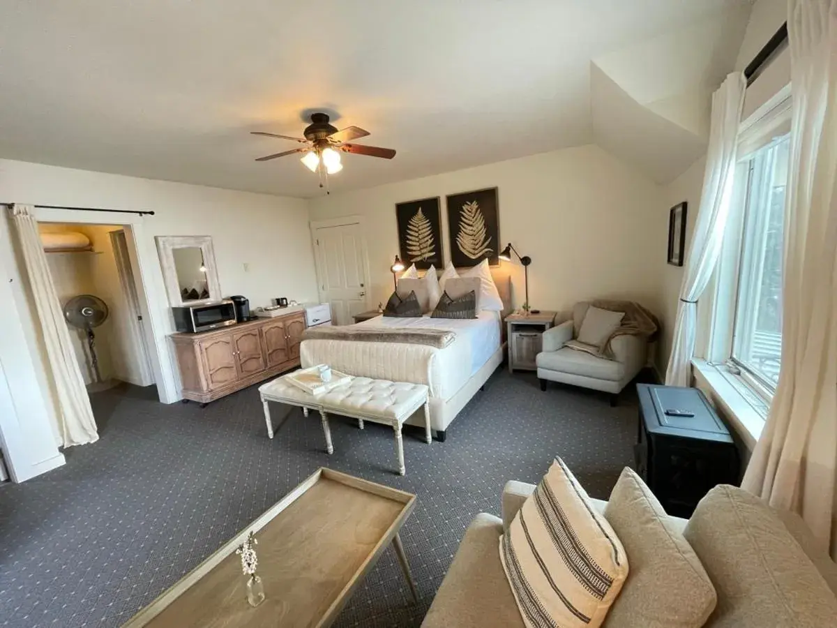 Queen Suite with Sea View in Kingfish at West Sound Queen Suite with Sea View in Kingfish at West Sound