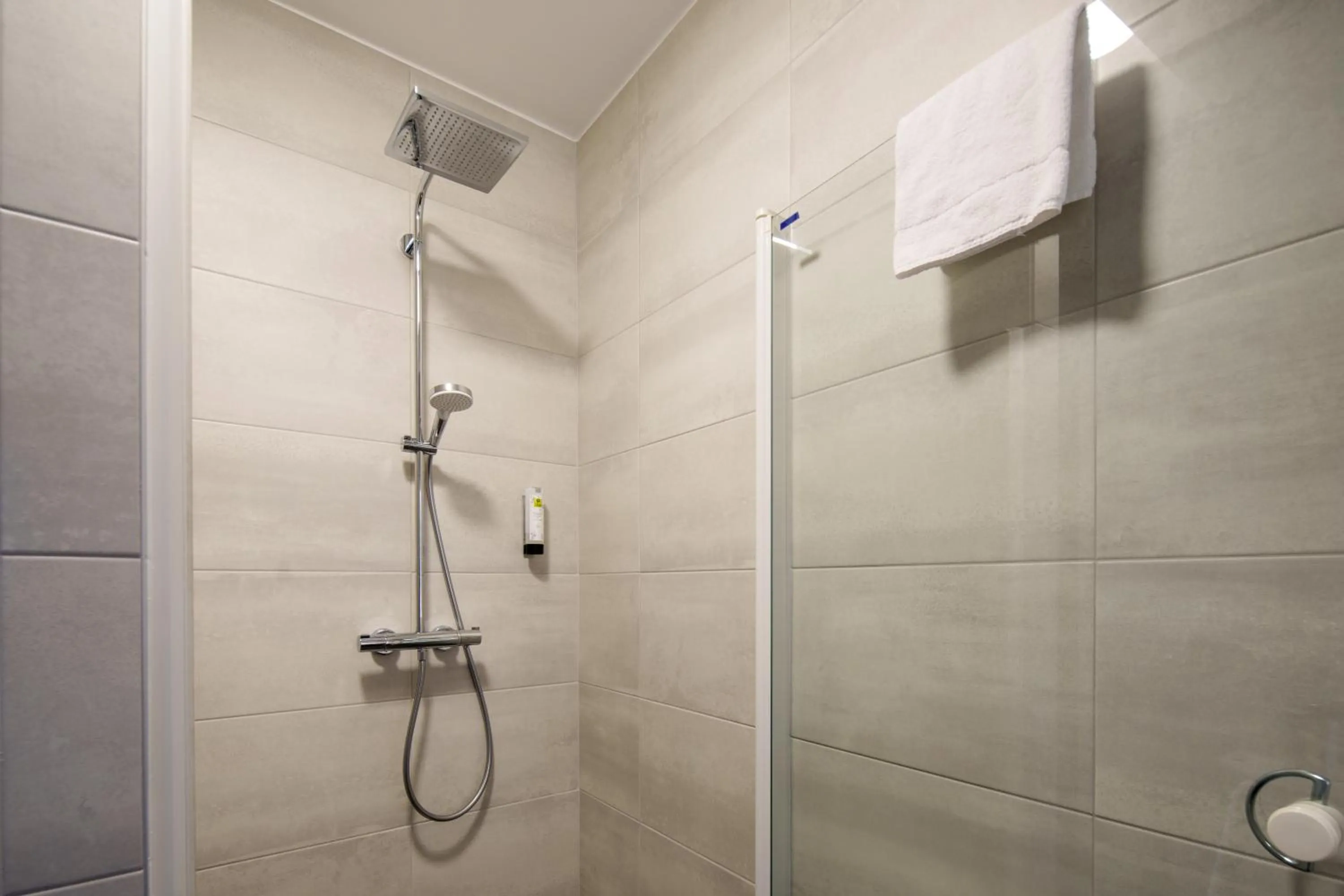 Shower in Logis Hôtel Restaurant Ritter'Hoft