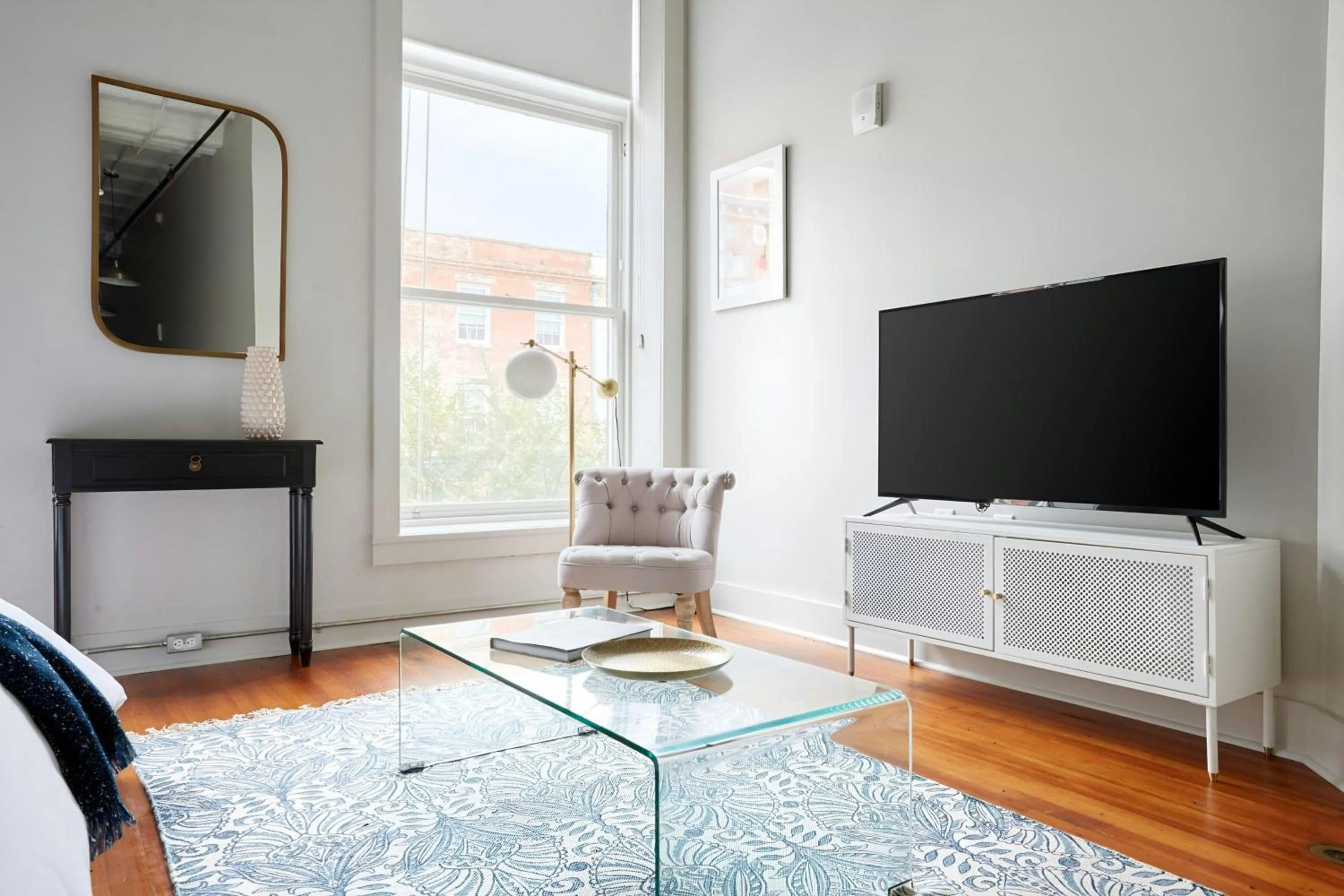 Living room in Sonder by Marriott Bonvoy The Broughton Apartments Historic District