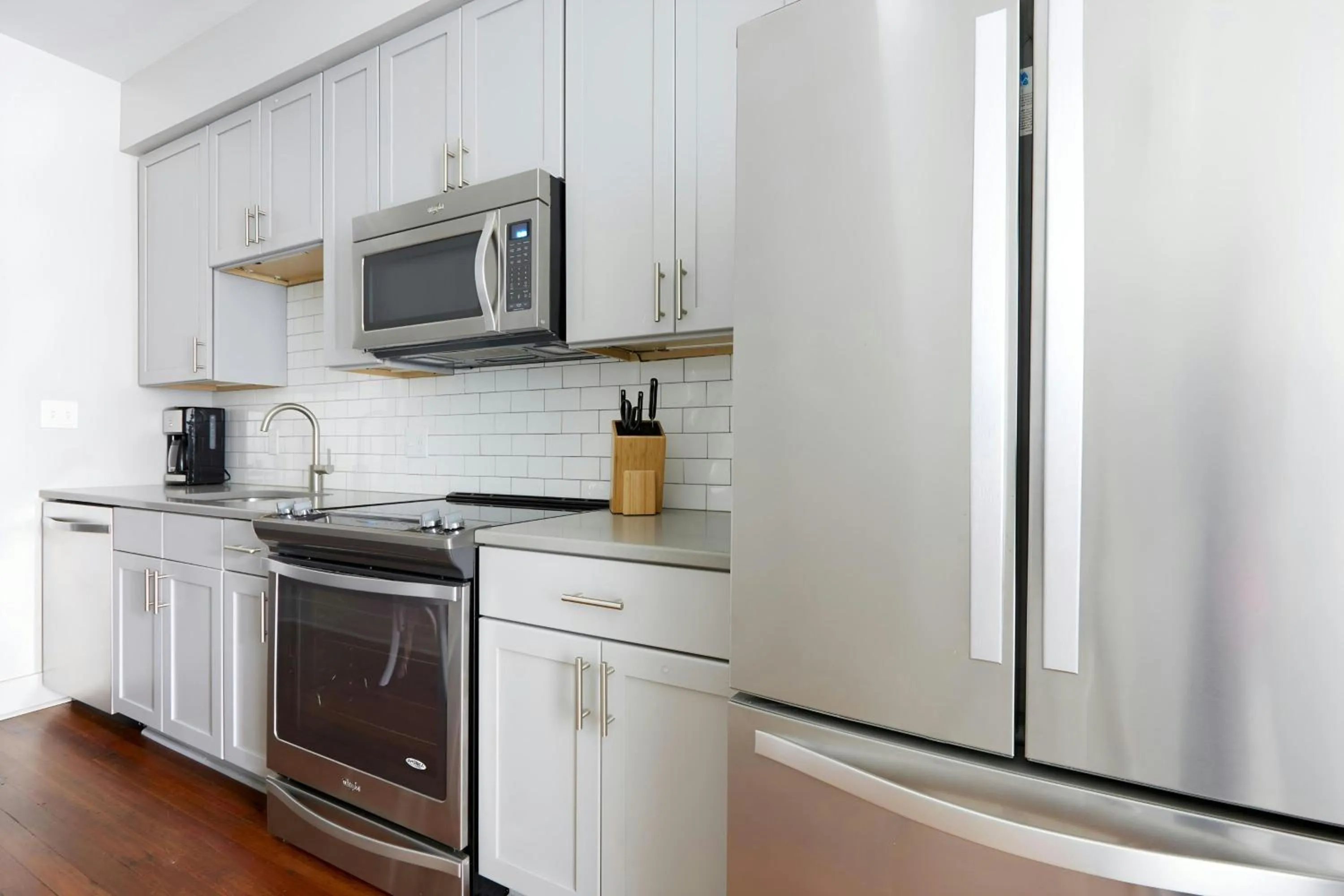 Kitchen or kitchenette in Sonder by Marriott Bonvoy The Broughton Apartments Historic District