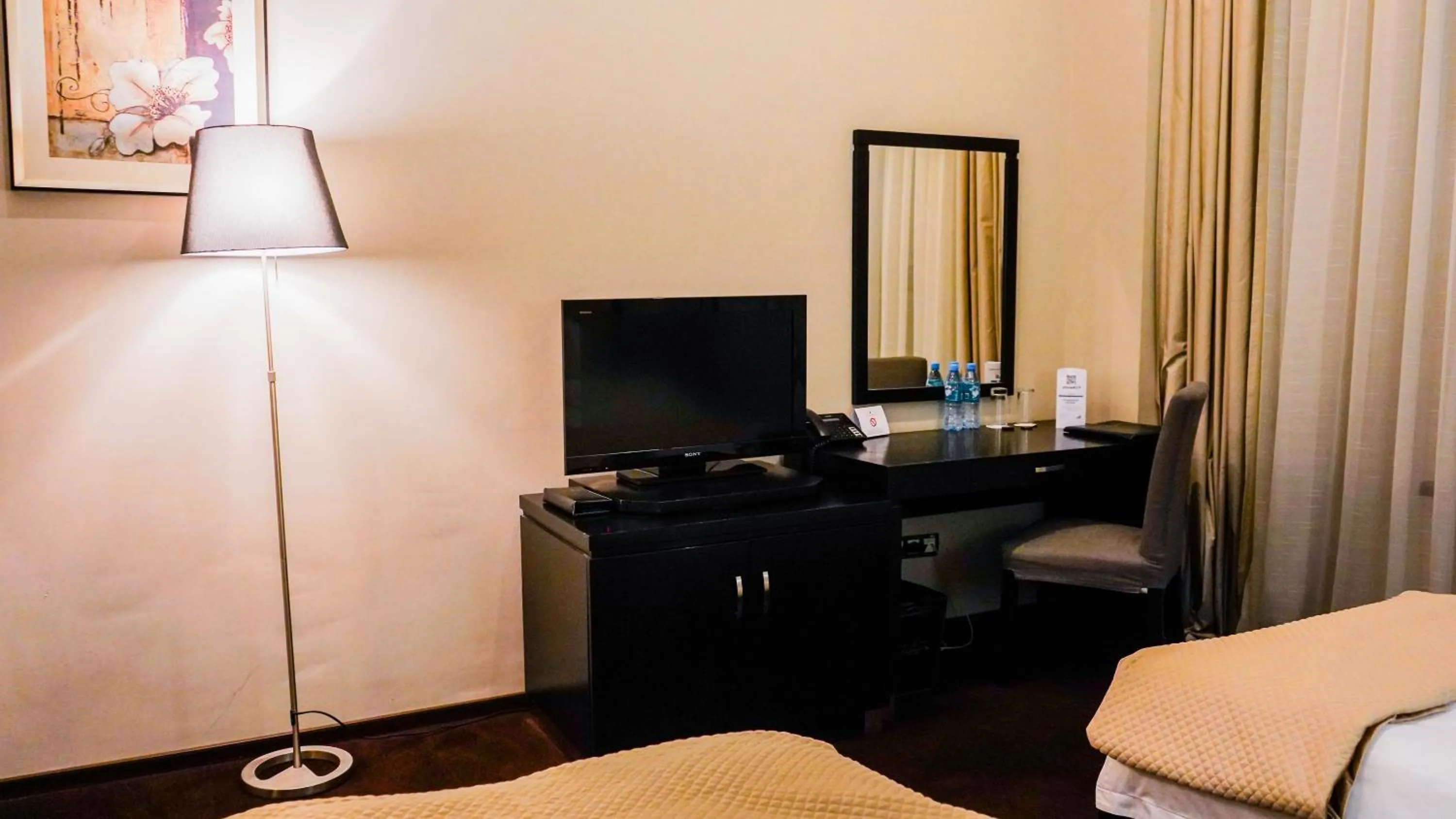 Communal lounge/ TV room, Bed in JELSOMINOHotel