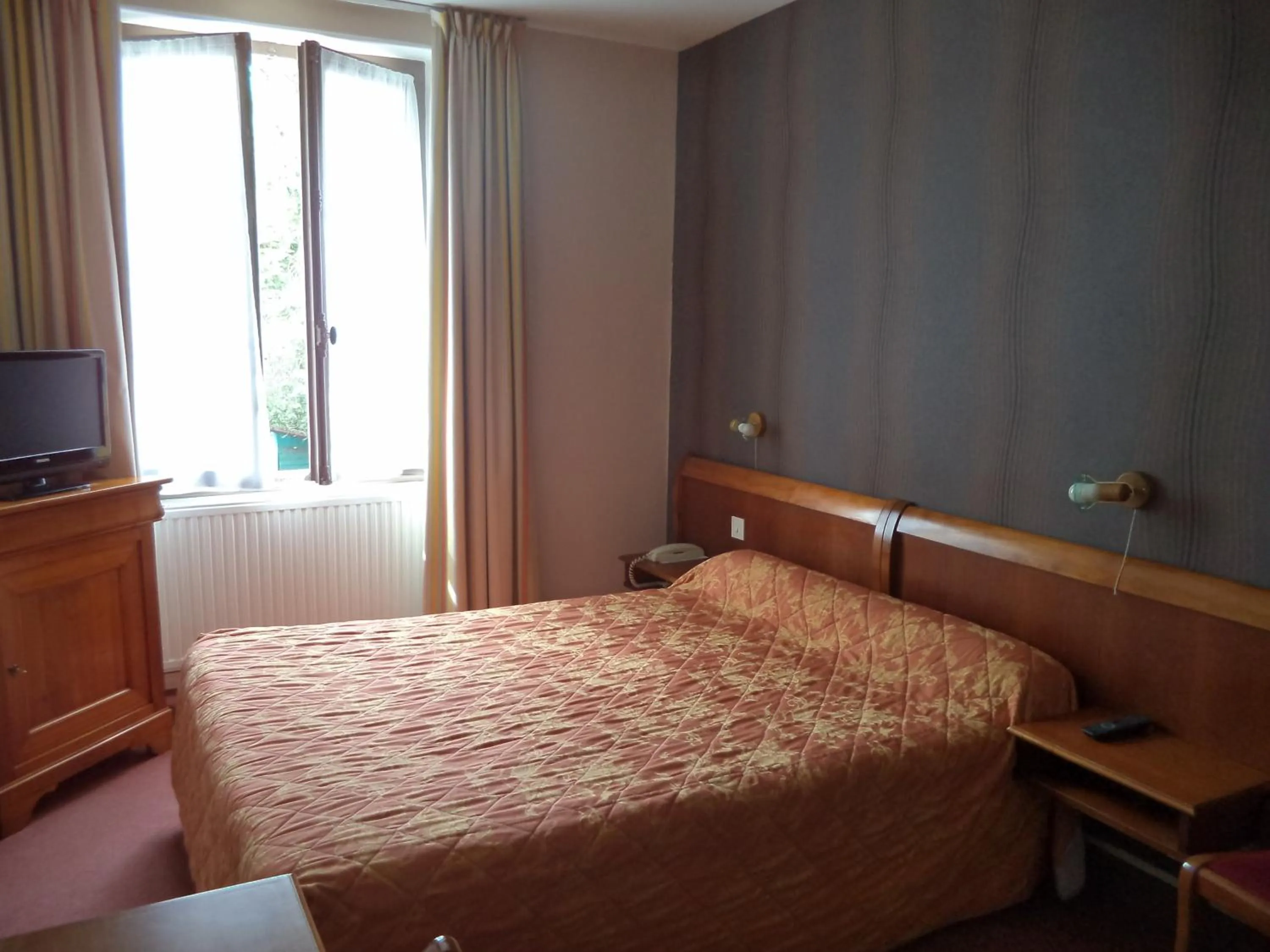 Bed in Cit'Hotel Avallon Vauban