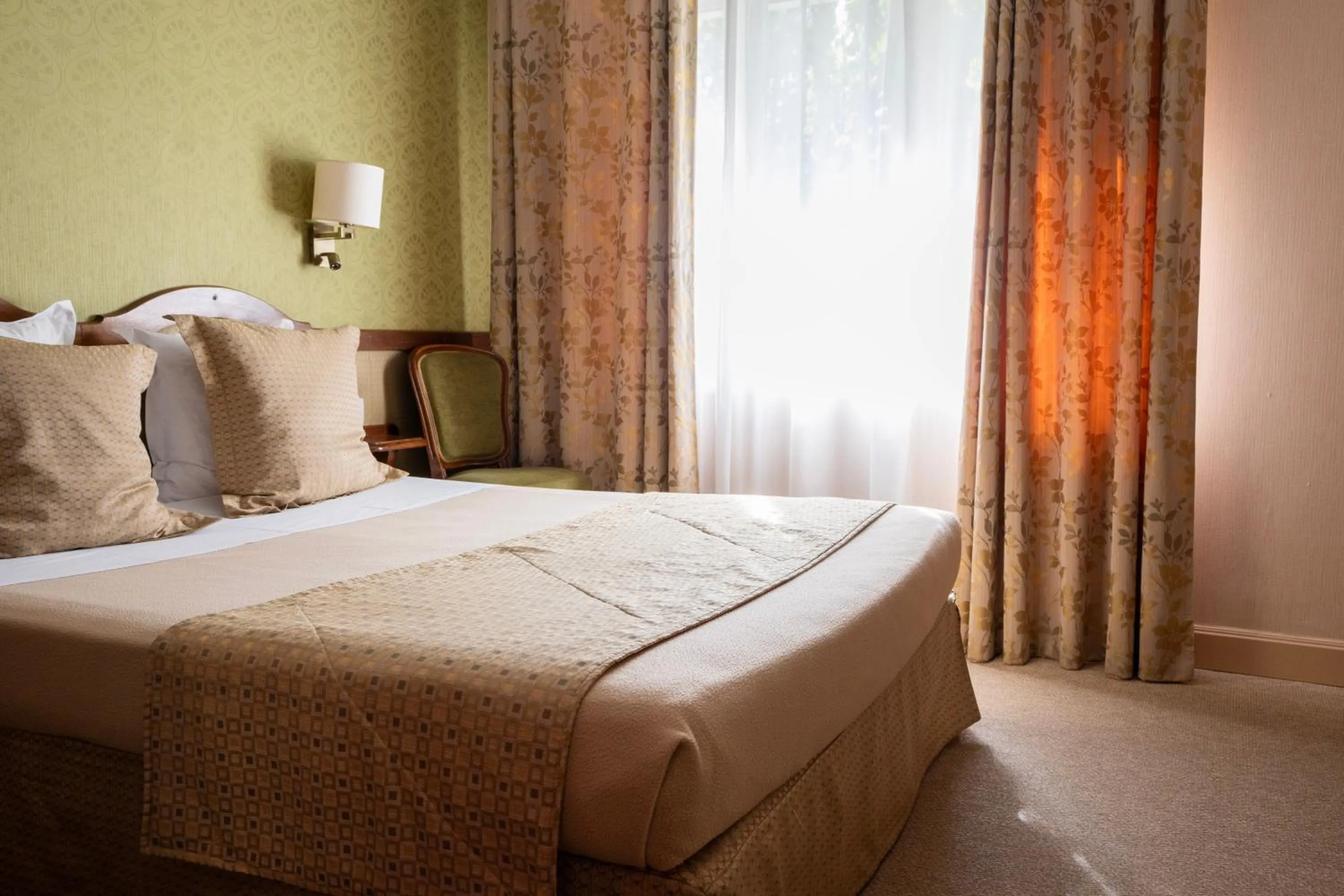 Bed in Cit'Hotel Sphinx - Hotel