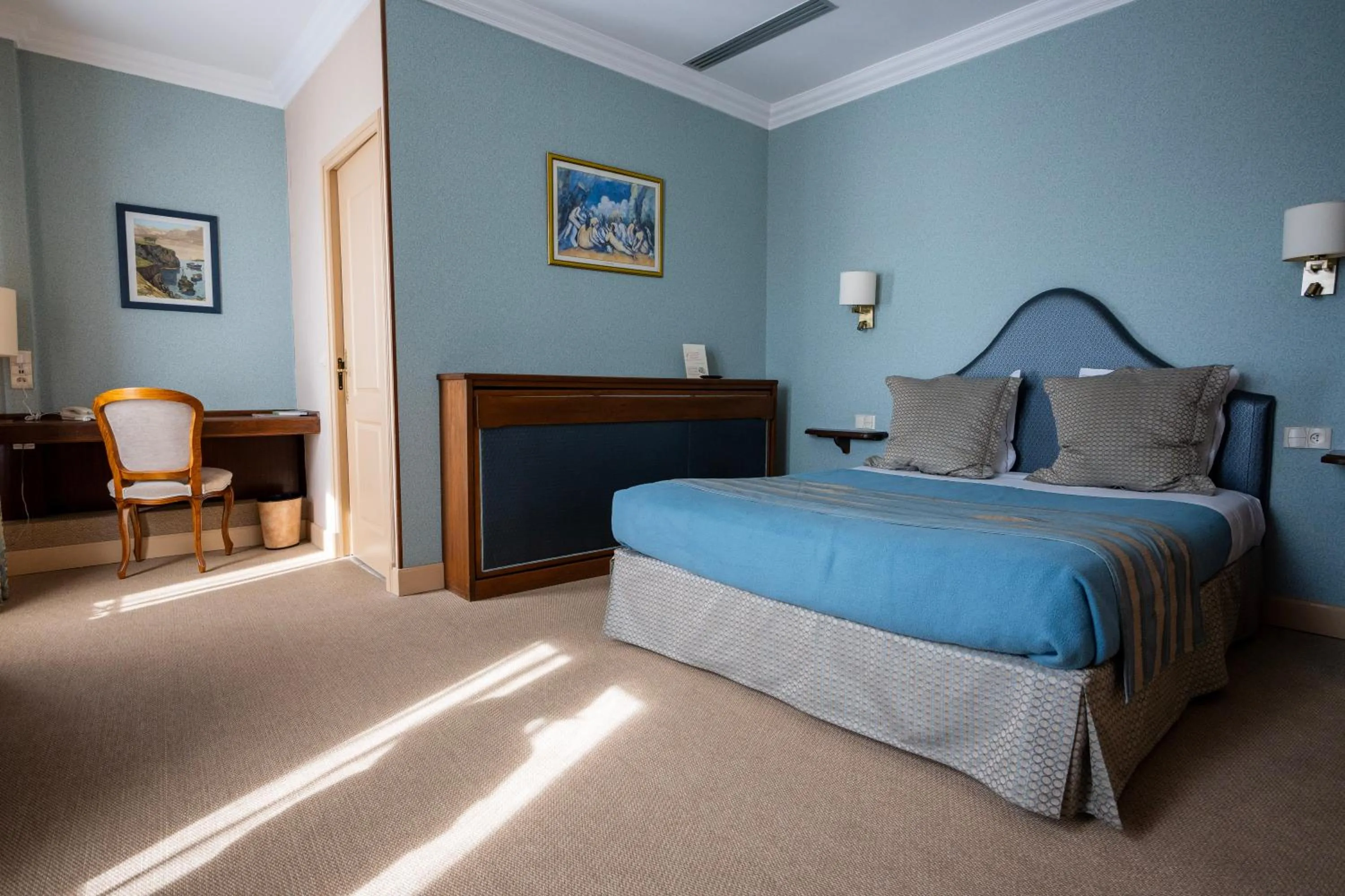 Bed in Cit'Hotel Sphinx - Hotel