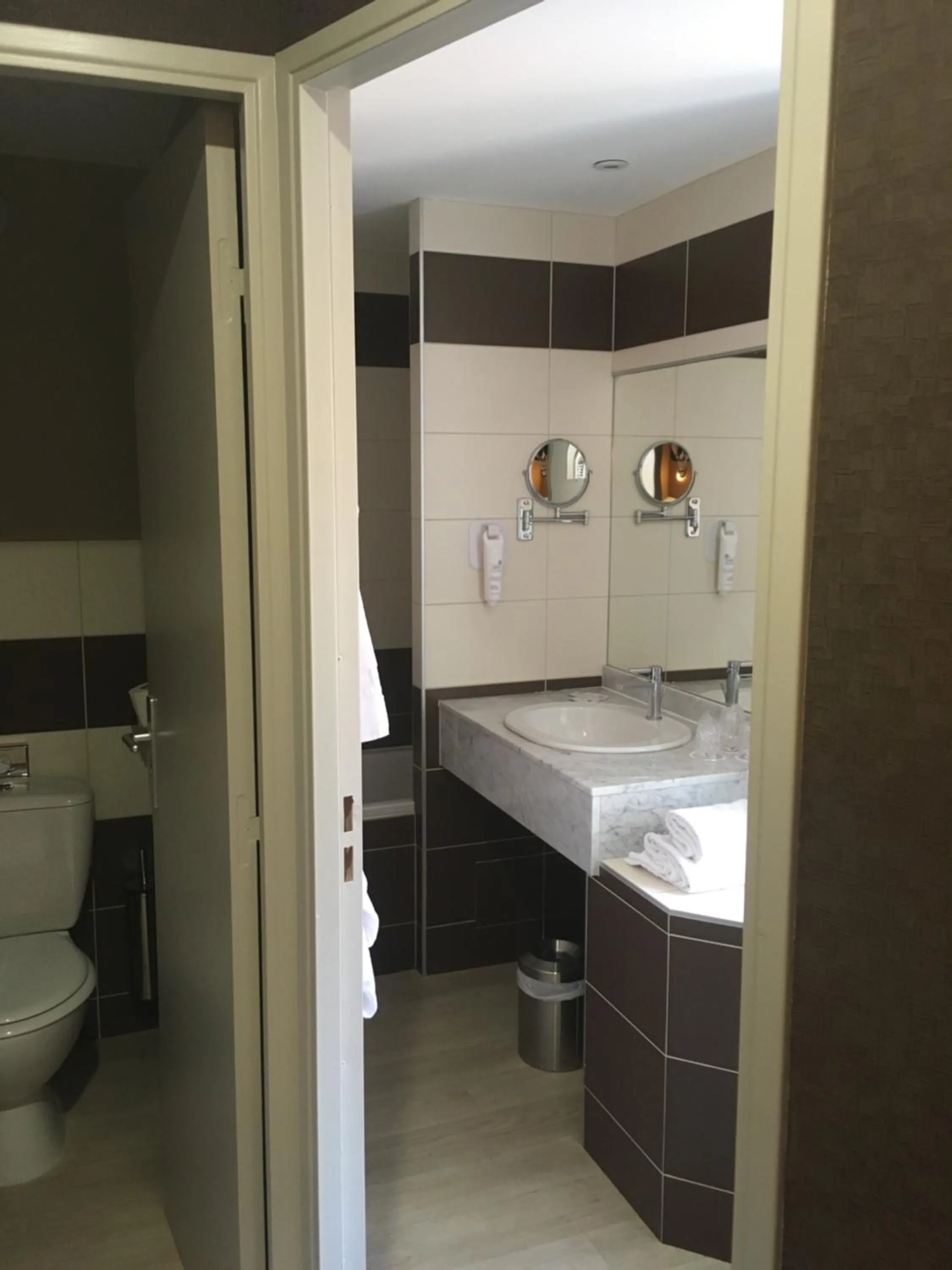 Bathroom in The Originals City, Hôtel Le Boeuf Rouge, Saint-Junien