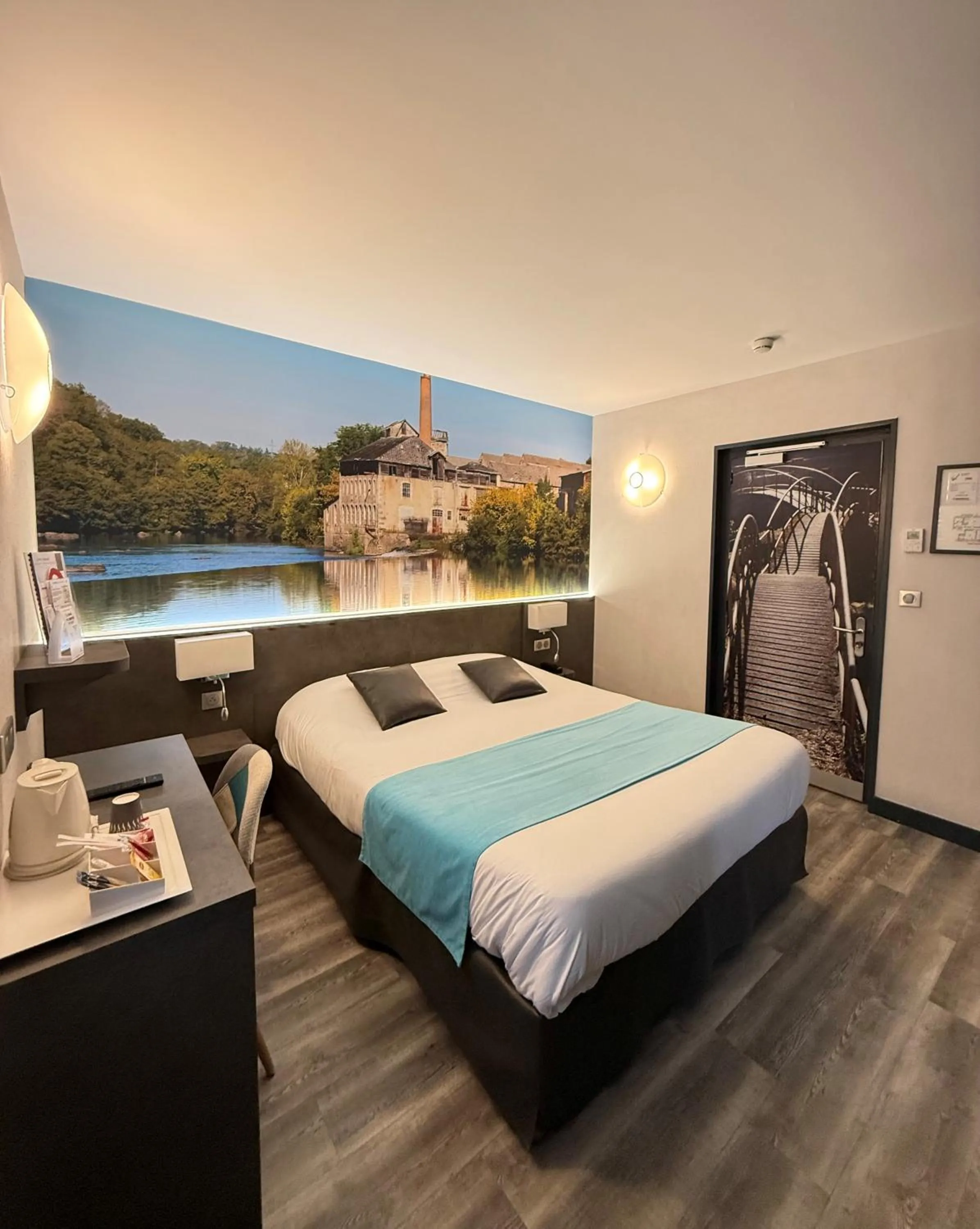 Photo of the whole room, Bed in The Originals City, Hôtel Le Boeuf Rouge, Saint-Junien
