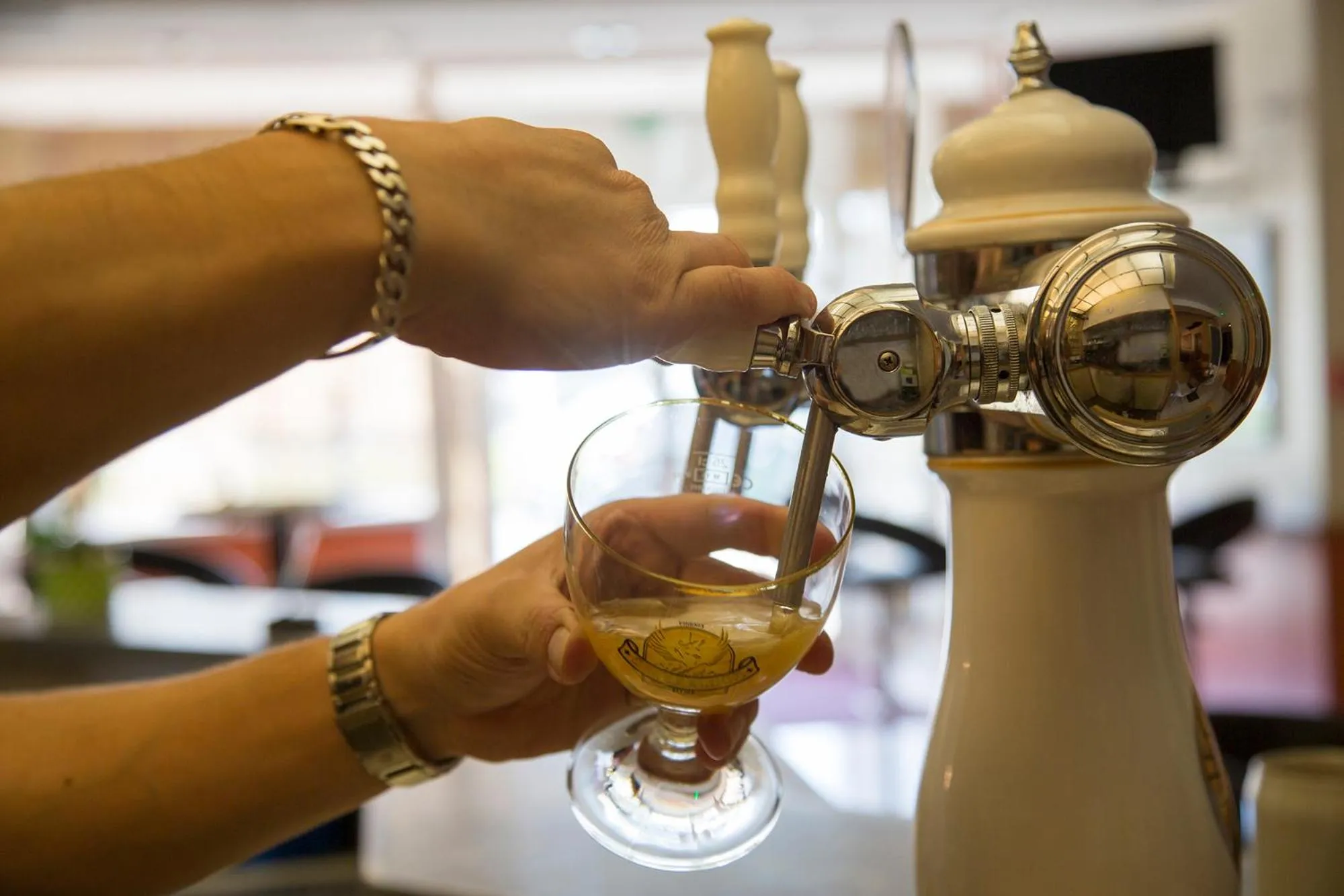 Lounge or bar in The Originals City, Hôtel Le Boeuf Rouge, Saint-Junien