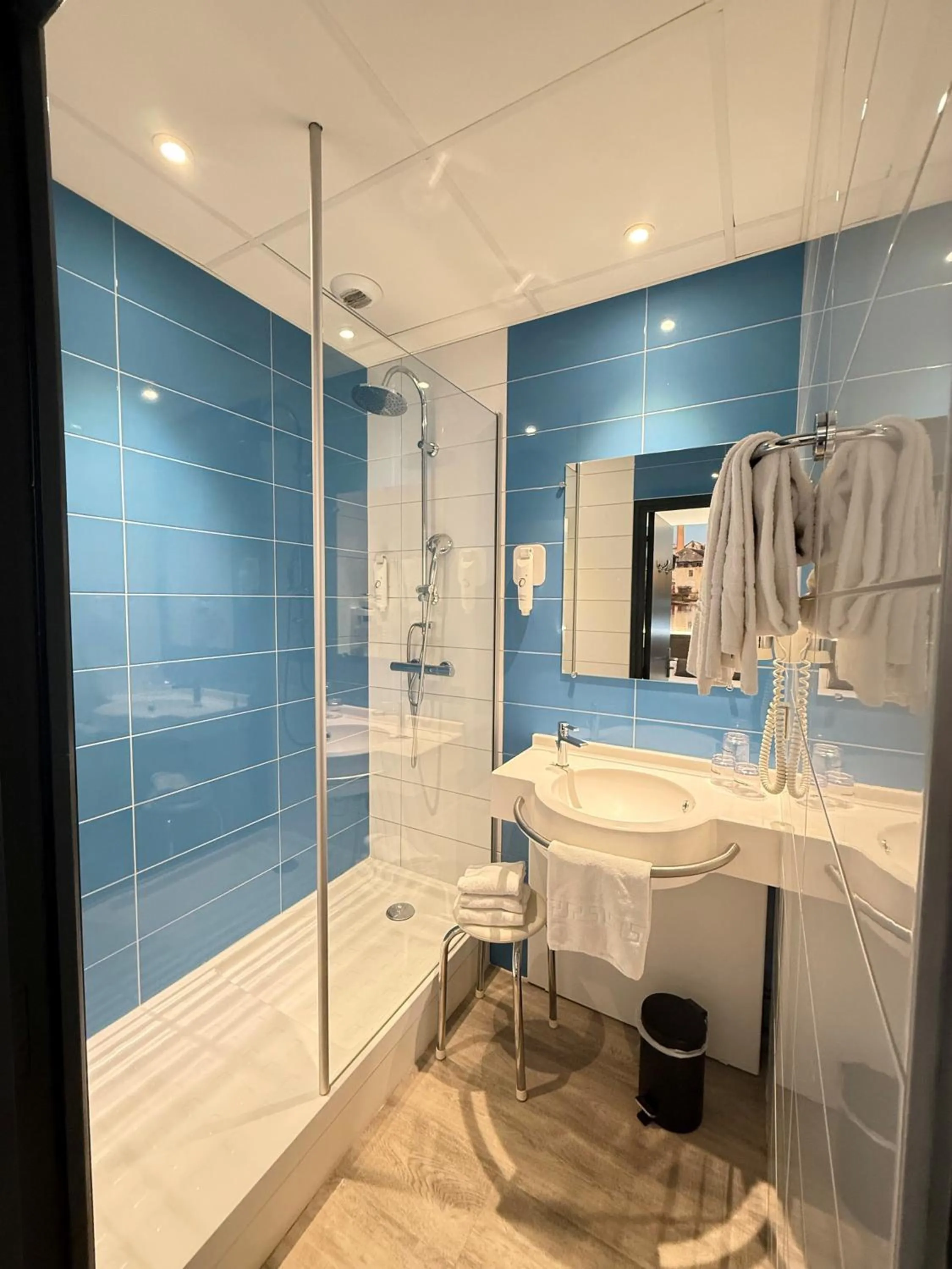 Bathroom in The Originals City, Hôtel Le Boeuf Rouge, Saint-Junien