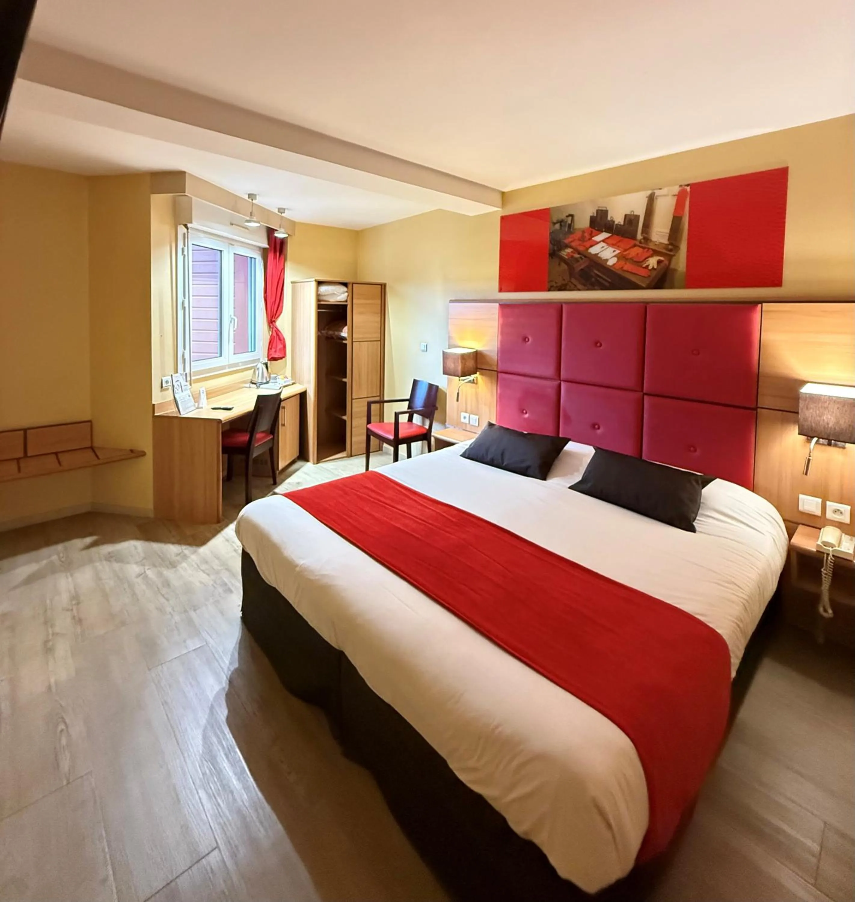 Bedroom, Bed in The Originals City, Hôtel Le Boeuf Rouge, Saint-Junien