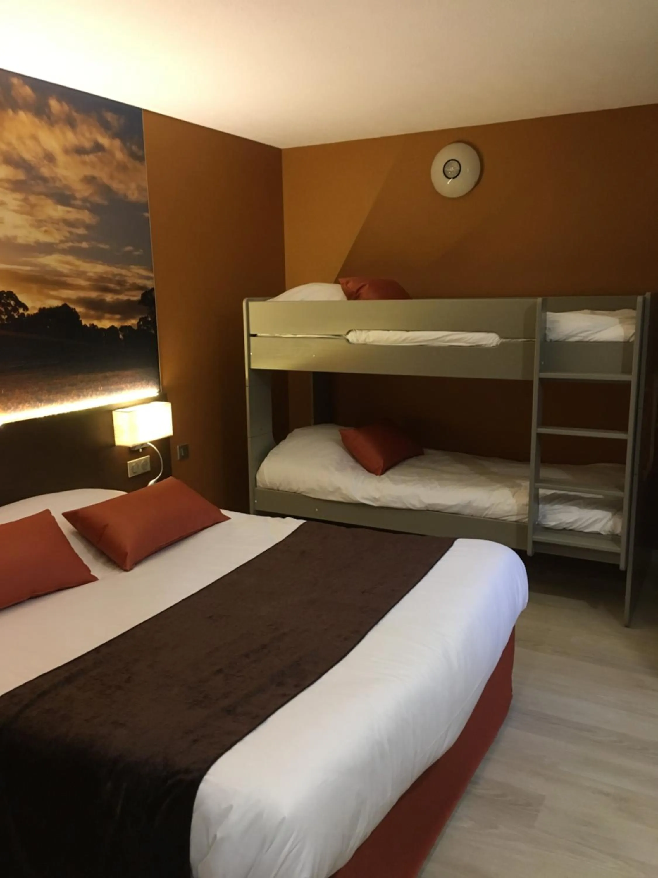 Bedroom, Bed in The Originals City, Hôtel Le Boeuf Rouge, Saint-Junien