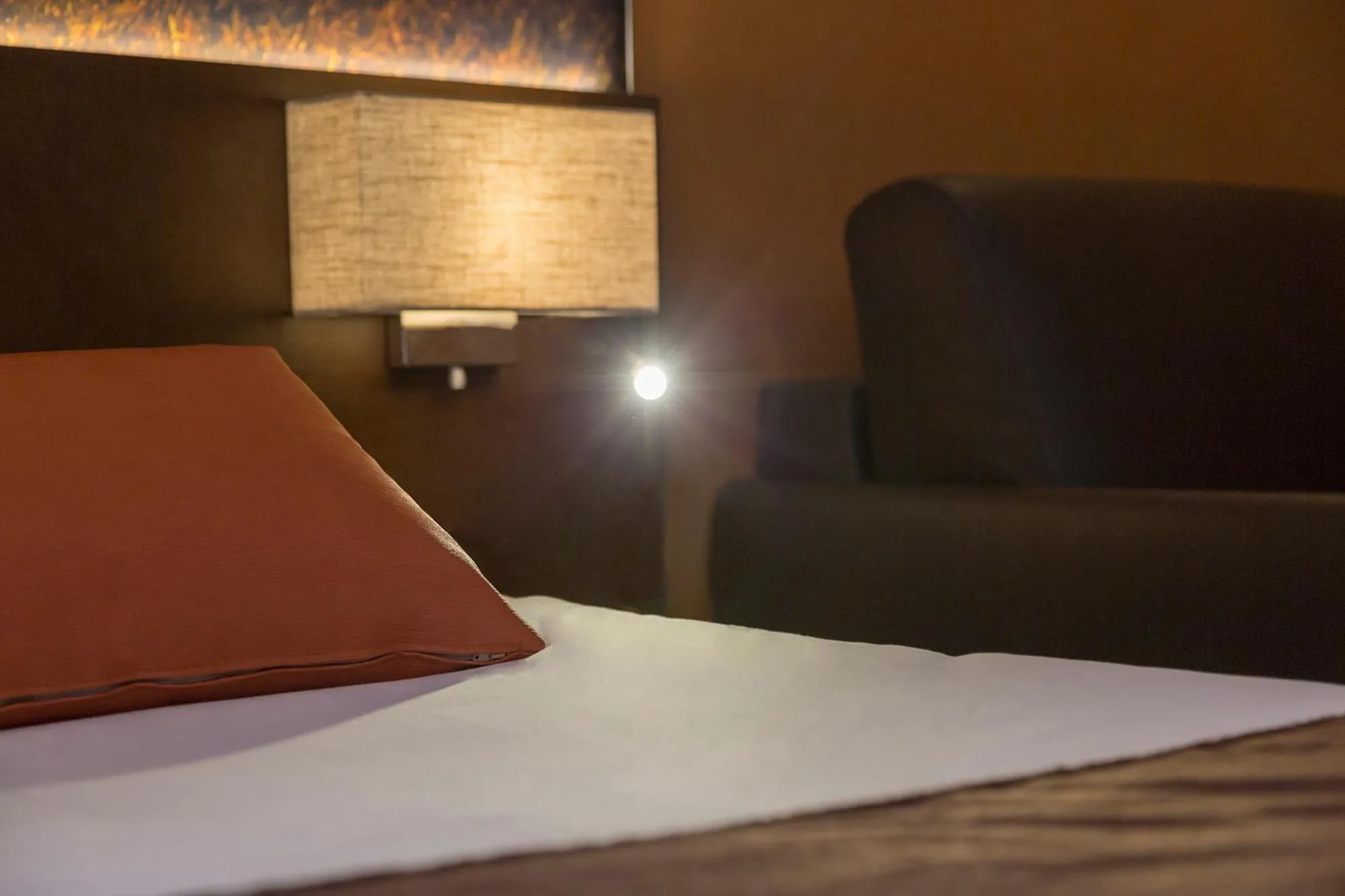 Bedroom in The Originals City, Hôtel Le Boeuf Rouge, Saint-Junien